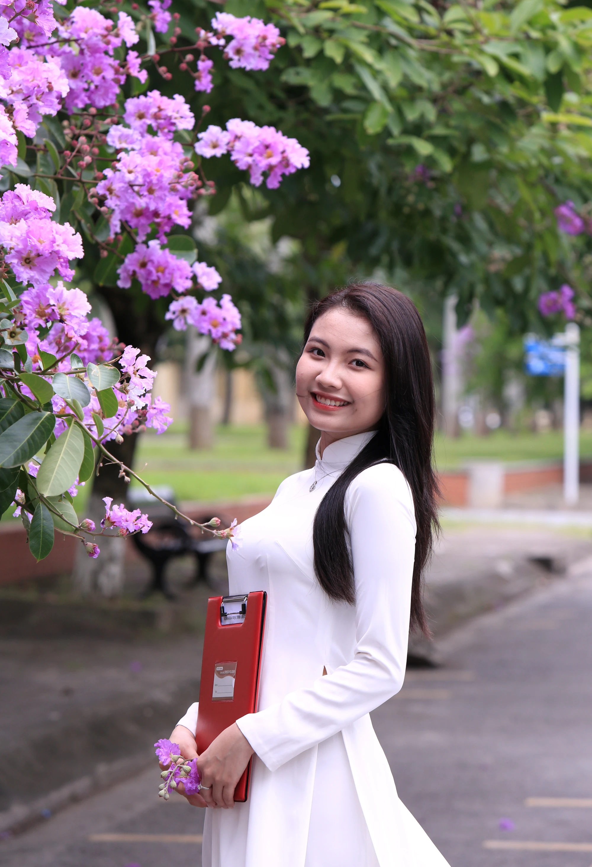 Vì thế những ngày qua, nhiều sinh viên Đại học Hồng Đức, Thanh Hóa cũng tranh thủ lưu lại những khoảnh khắc đẹp năm tháng tuổi thanh xuân. Những bóng hồng trong mùa hoa băng tím nở rộ ở Thanh Hóa - 5.JPG