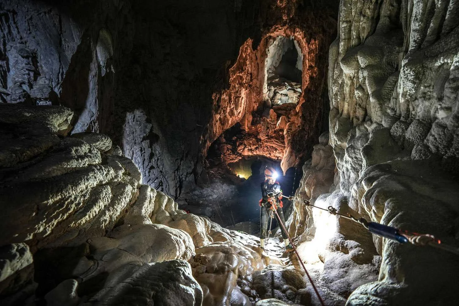 Du khách trải nghiệm tour thám hiểm hang Sơn Đoòng - Hang động lớn nhất thế giới. Ảnh: Oxalis Phong-Nha-Ke-Bang-du-lich-Net-Zero (2).jpg