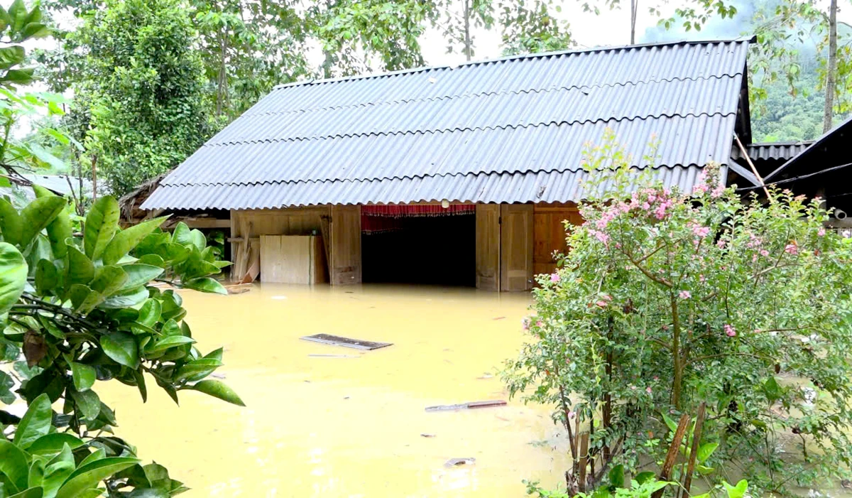 Nhà dân tại Hà Giang ngập sâu trong nước lũ. Ảnh: BÁO HÀ GIANG IMG_0041.JPG