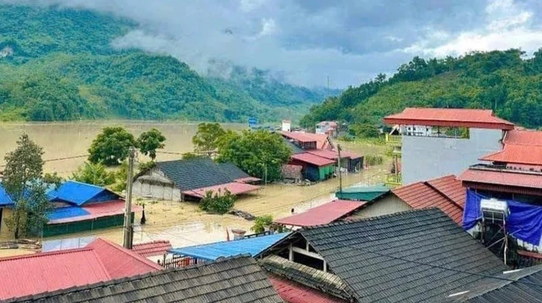 Mưa trên diện rộng kéo dài đã khiến nước sông dâng cao, nhấn chìm nhiều ngôi nhà ở Lào Cai. IMG_0049.JPG