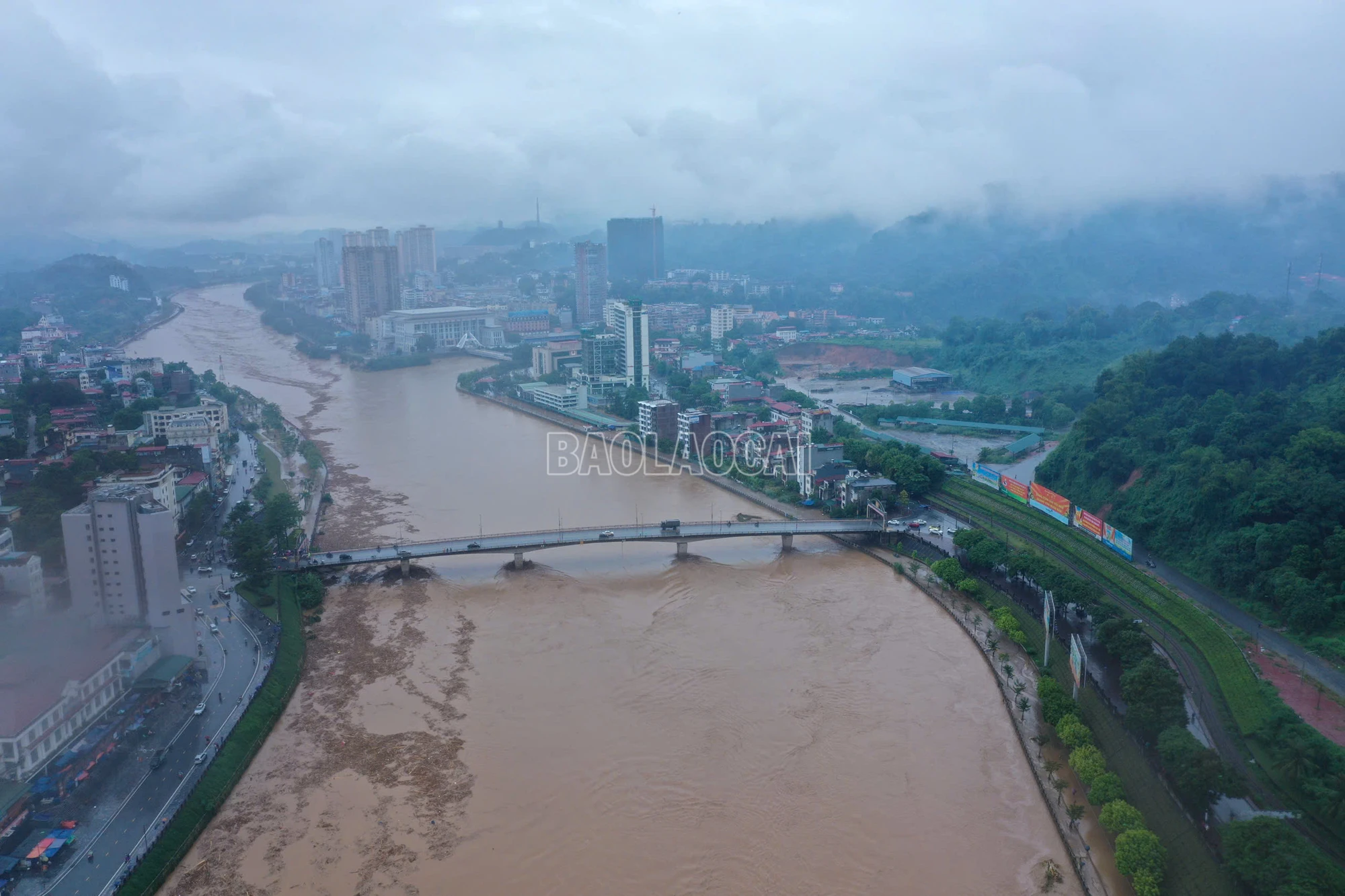 Sông Chảy (Lào Cai) dâng cao tràn vào thành phố, ảnh hưởng trực tiếp đến đời sống và tính mạng của người dân. Ảnh: Báo Lào Cai IMG_0051.JPG