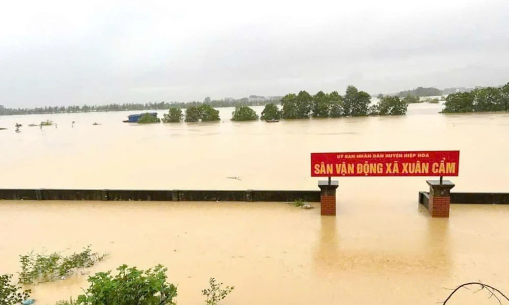 Nước ngập gần như nhấn chìm sân vận động xã Xuân Cẩm, huyện Hiệp Hòa, tỉnh Bắc Giang. Ảnh: BÁO BẮC GIANG IMG_0065.JPG