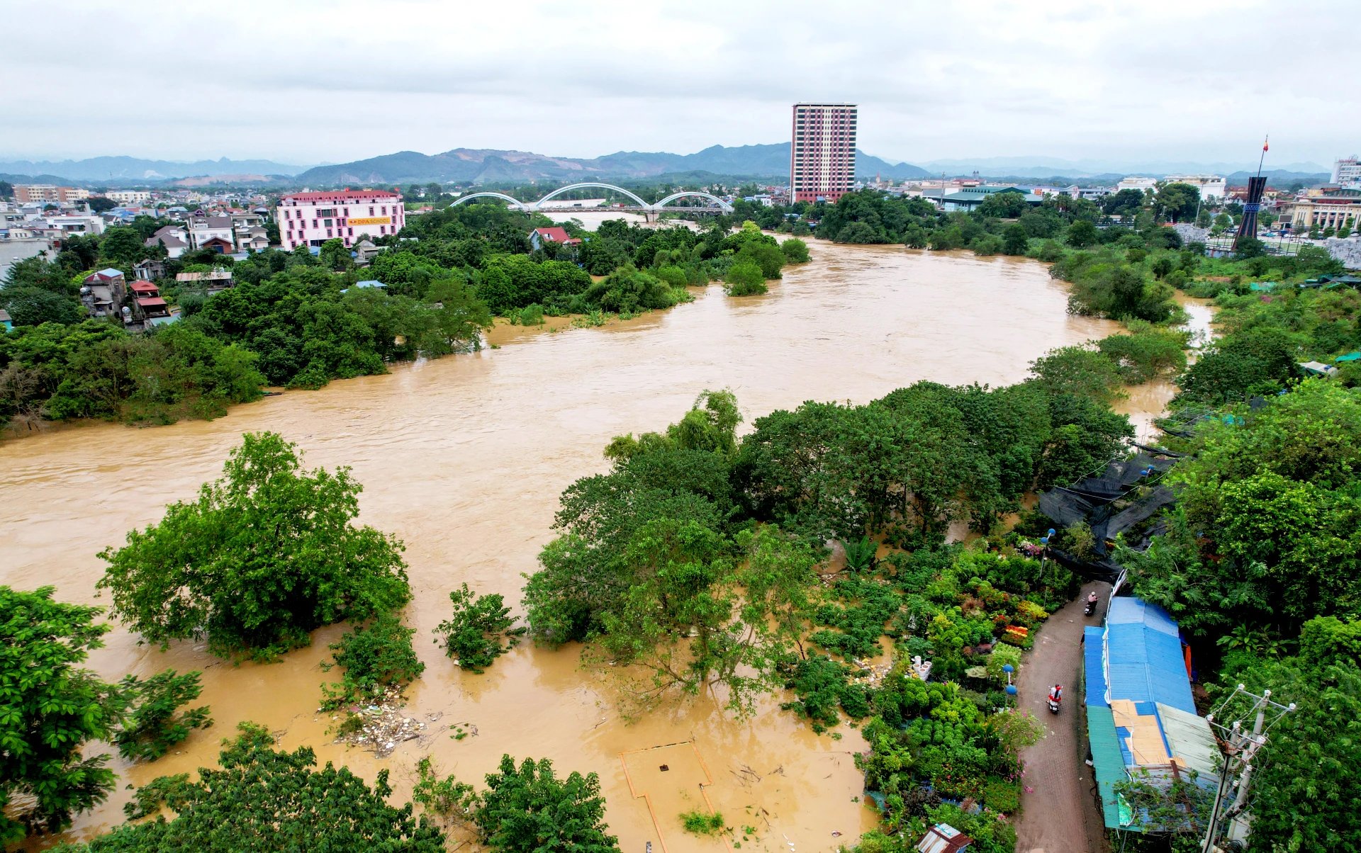 Nước sông Cầu dâng cao, TP Thái Nguyên ngập sâu trong nước. Đây được coi là trận lũ lịch sử đối với người dân Thái Nguyên trong mấy chục năm gần đây. Ảnh: BÁO THÁI NGUYÊN tn.jpg