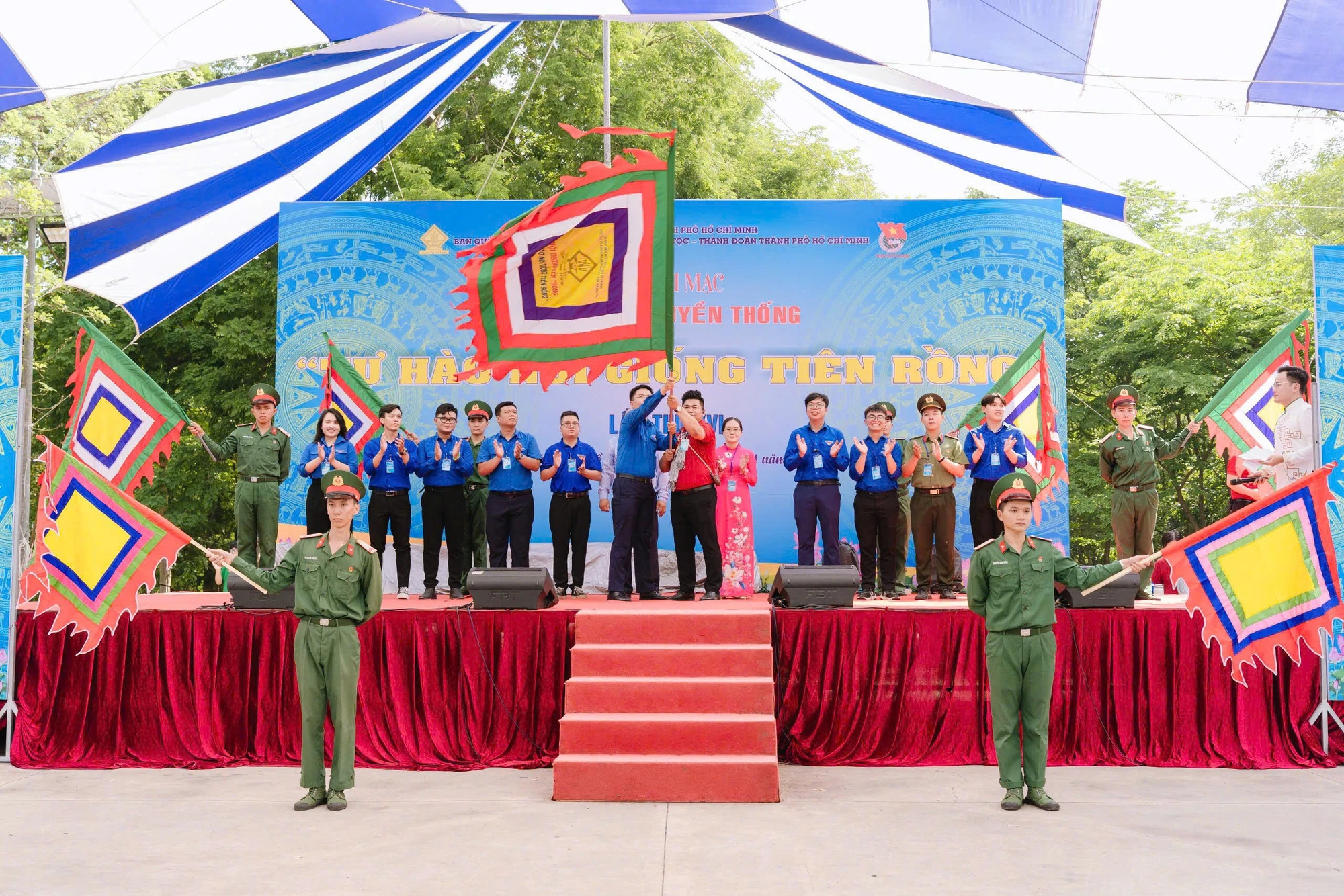 Nghi thức trao cờ truyền thống cho Ban Quản trại. giỗ tổ hùng vương 11.jpg