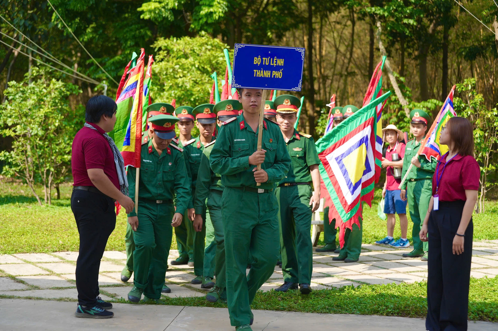 Mỗi hoạt động, từ lễ dâng hương Quốc Tổ đến trò chơi dân gian và hành trình tìm hiểu lịch sử, đều được thiết kế để kết nối thanh niên với truyền thống dựng nước và giữ nước của ông cha. Giỗ tổ Hùng Vương 15.jpg