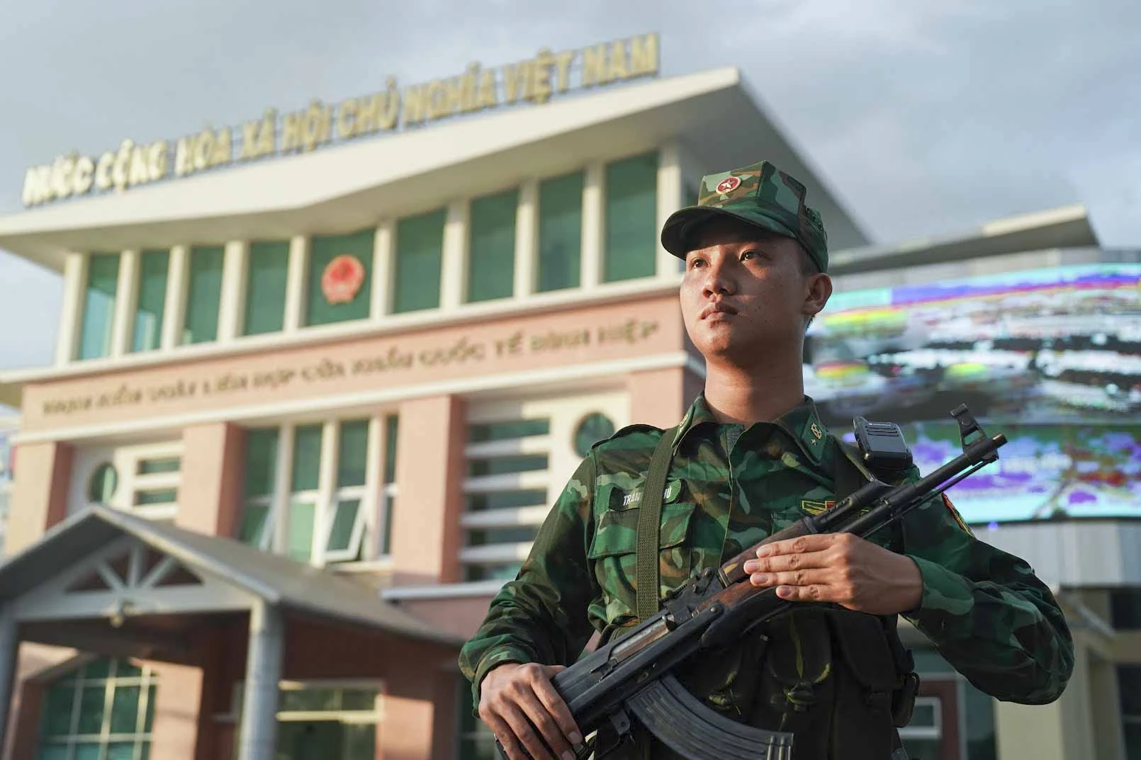 Thiếu úy Trần Văn Phú, huấn luyện viên chó nghiệp vụ, Trạm Biên phòng cửa khẩu quốc tế Bình Hiệp, cho biết: "Quê tôi ở Sóc Trăng.Tôi vào quân đội được hơn 3 năm. Là một người lính biên phòng tôi hiểu được sự vất vả, khó khăn phải ngày đêm canh gác nơi biên giới. Dù sống xa nhà nhưng ở nơi biên giới của mảnh đất Long An, chúng tôi luôn nương tựa, giúp đỡ, hỗ trợ, động viên nhau để hoàn thành xuất sắc nhiệm vụ". nhung-nguoi-linh-1-5035.jpg
