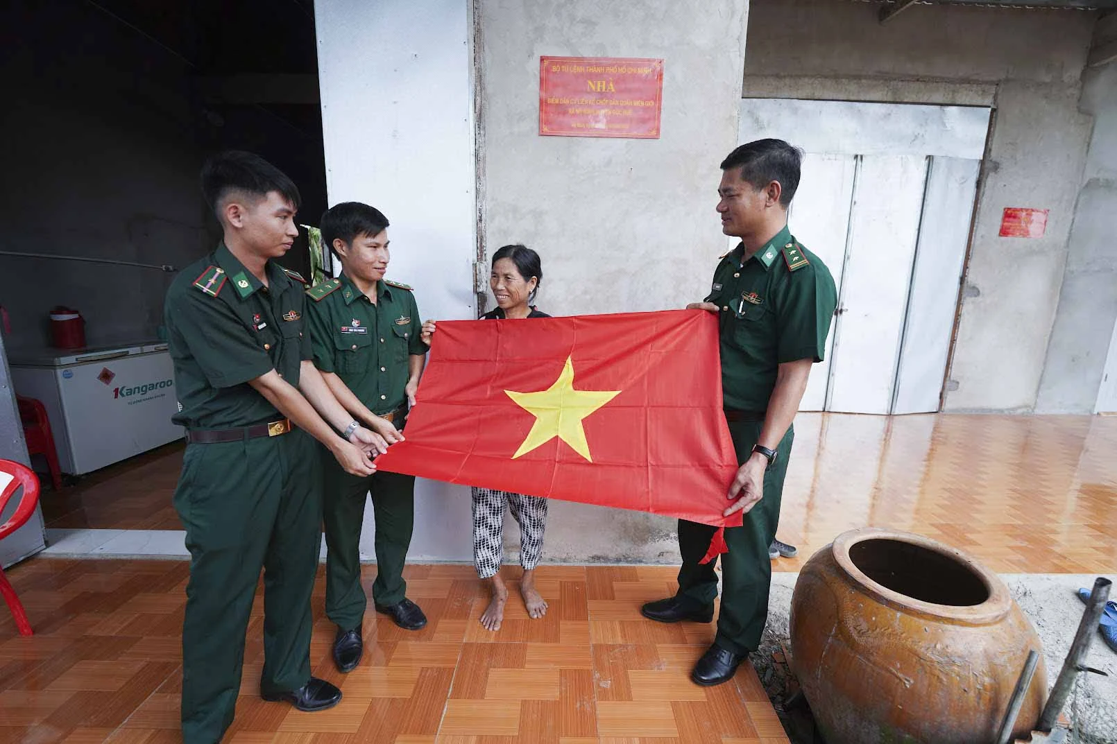 Theo Trung tá Bùi Ngọc Thiệp, Chính trị viên Đồn biên phòng Mỹ Thạnh Tây, ngoài việc đảm bảo chủ quyền nơi biên cương, những người lính “quân hàm xanh” của Đồn biên phòng Mỹ Thạnh Tây huyện Đức Huệ luôn vận dụng linh hoạt các biện pháp nghiệp vụ, phối hợp cùng các lực lượng chức năng xây chắc thế trận lòng dân, không ngừng chăm lo đời sống đồng bào vùng biên qua nhiều mô hình dân vận hiệu quả, thấm đẫm tình quân-dân. nhung-nguoi-linh-10-3958.jpg