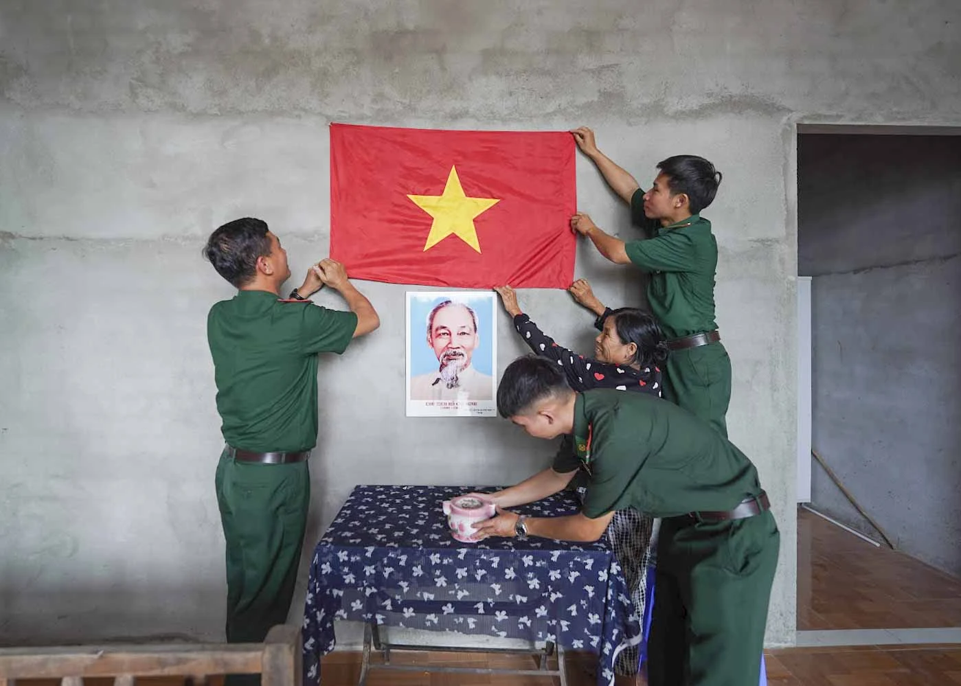 Để bảo vệ biên giới, Bộ đội Biên phòng Long An cũng thường phối hợp, nắm bắt thông tin từ người dân, qua đó phát huy hiệu quả phong trào quần chúng tự quản đường biên, cột mốc và giữ gìn an ninh trật tự. Để bảo vệ biên giới, nắm bắt thông tin từ người dân, qua đó phát huy hiệu quả phong trào quần chúng tự quản đường biên, cột mốc và giữ gìn an ninh trật tự. nhung-nguoi-linh-11-5815.jpg