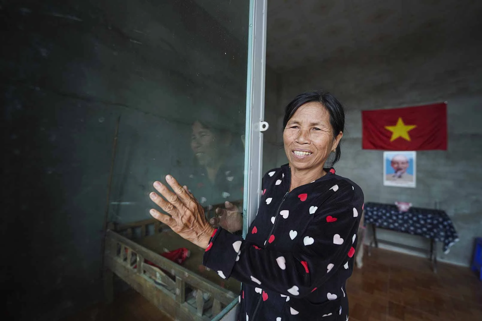 Bà Huỳnh Thị Út (xã Mỹ Bình, Huyện Đức Huệ) cho biết: "Người dân sống trên tuyến Vành đai biên giới luôn có sự gắn bó tình quân dân với lực lượng biên phòng. Các bộ đội, chiến sĩ luôn quan tâm, giúp đỡ chúng tôi. Tôi rất vui mừng với cuộc sống hiện tại khi đã giảm bớt những khó khăn nghèo khổ, đó là nhờ sự chăm lo quan tâm vận động giúp đỡ kinh phí xây nhà, lo điện nước cho người dân biên giới chúng tôi". nhung-nguoi-linh-12-5577.jpg