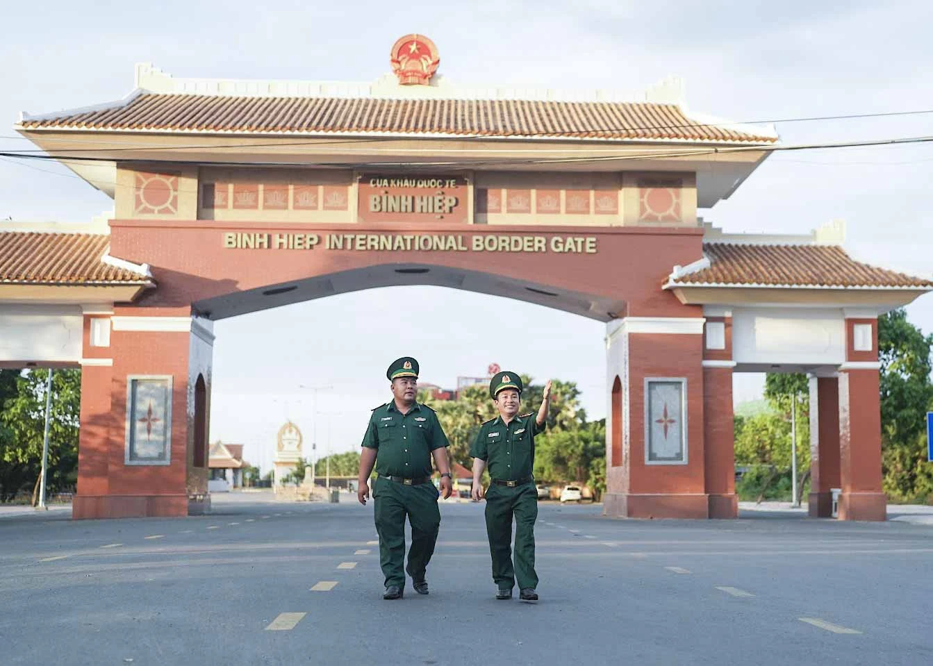 Thượng tá Nguyễn Văn Nam, Chính trị viên Đồn Biên phòng Cửa khẩu Quốc tế Bình Hiệp, Long An (bên phải), cho biết: "Bảo vệ bình yên biên giới, chủ quyền lãnh thổ quốc gia là trách nhiệm thiêng liêng, cao cả mà các vị tiền nhân, nhân dân, Tổ quốc giao phó cho những người lính biên phòng chúng tôi. Dẫu có khó khăn, gian khổ đến nhường nào, người lính chúng tôi cũng quyết tâm vượt qua để hoàn thành xuất sắc nhiệm vụ, bảo vệ toàn vẹn chủ quyền biên giới, lãnh thổ quốc gia". nhung-nguoi-linh-2-3157.jpg