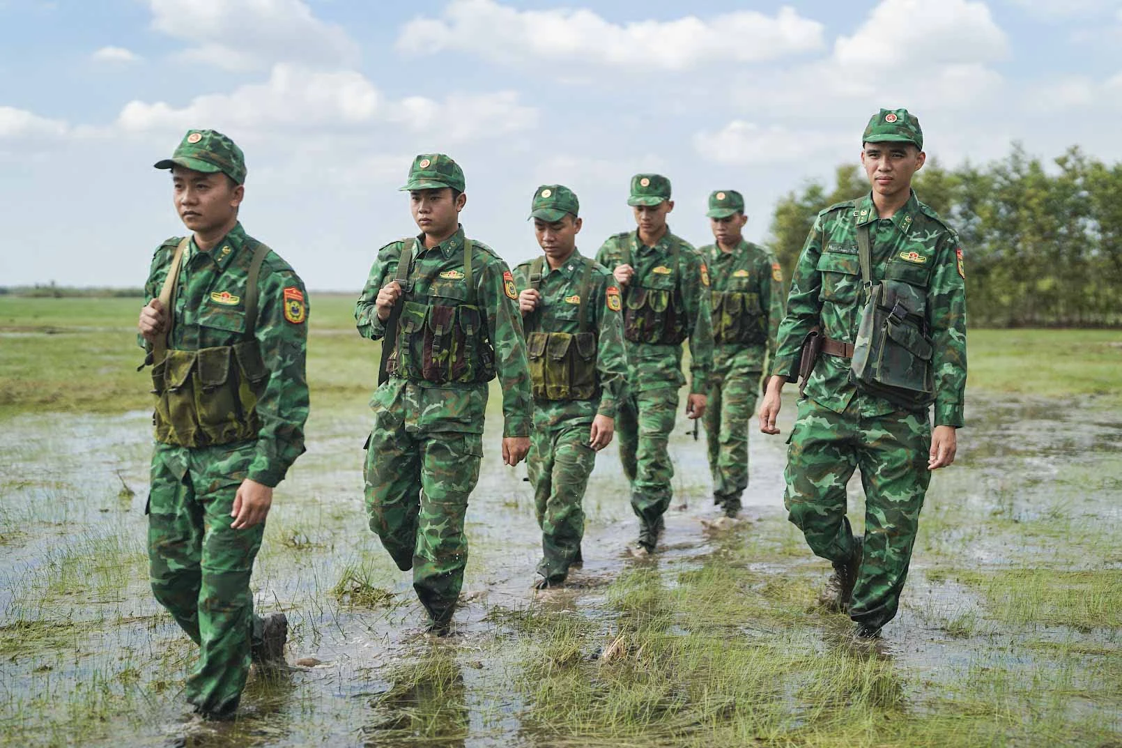 Ngoài nguy hiểm, thời tiết khắc nghiệt, những người lính còn phải chịu sự tấn công của muỗi trong những cuộc tuần tra, hành quân đêm. Dù vất vả nhưng các chiến sĩ biên phòng luôn dũng cảm vượt qua, bởi họ xác định không có niềm vui, hạnh phúc nào hơn của nhân dân. Bộ đội biên phòng Long An