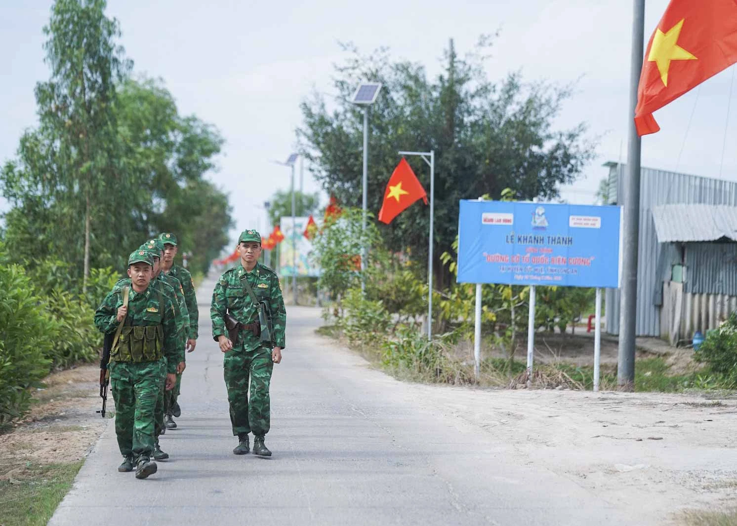 Trong quá trình thực hiện nhiệm vụ, những người lính biên phòng Long An đều chuẩn bị chu đáo, tổ chức chặt chẽ, cảnh giác và sẵn sàng chiến đấu cao. Luôn chủ động phát hiện và xử lý tình huống kịp thời, đúng quy định, bảo đảm nguyên tắc đối ngoại; nắm vững vị trí đường biên, hệ thống mốc giới trong phạm vi phụ trách và chấp hành nghiêm các quy định trong thực hiện nhiệm vụ. nhung-nguoi-linh-9-4559.jpg