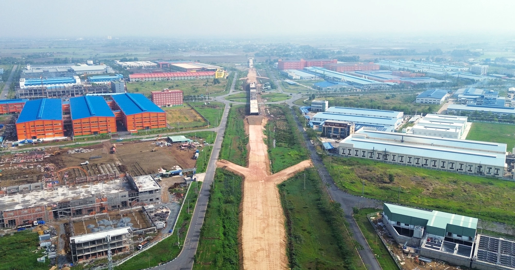 Dự án đường Hồ Chí Minh đoạn khu công nghiệp Thành Thành Công (TX.Trảng Bàng) đang gấp rút hoàn thành cầu vượt. Đường Hồ Chí Minh 1.JPG