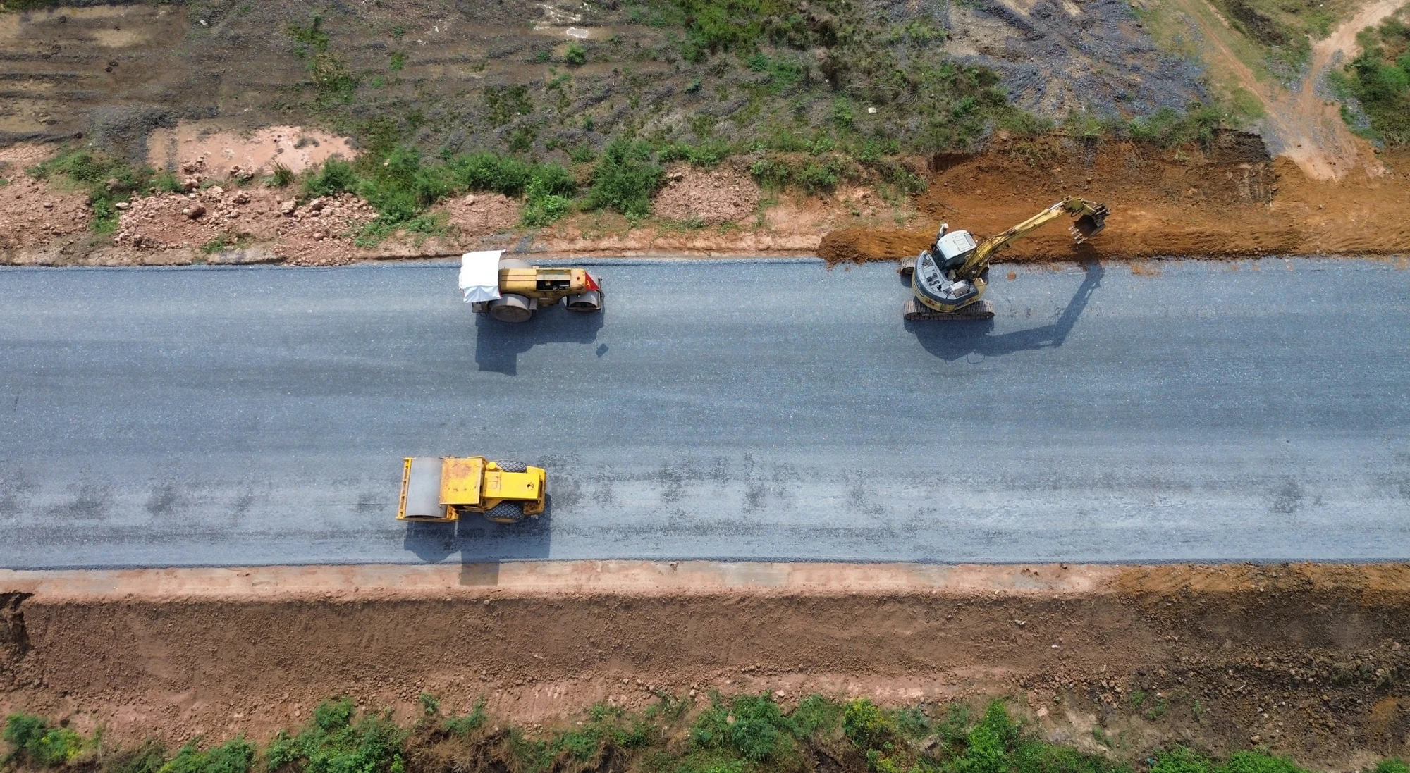 Trên công trường không khí làm việc khẩn trương, các phương tiện tăng tốc để sớm về đích. Đường Hồ Chí Minh 2.JPG