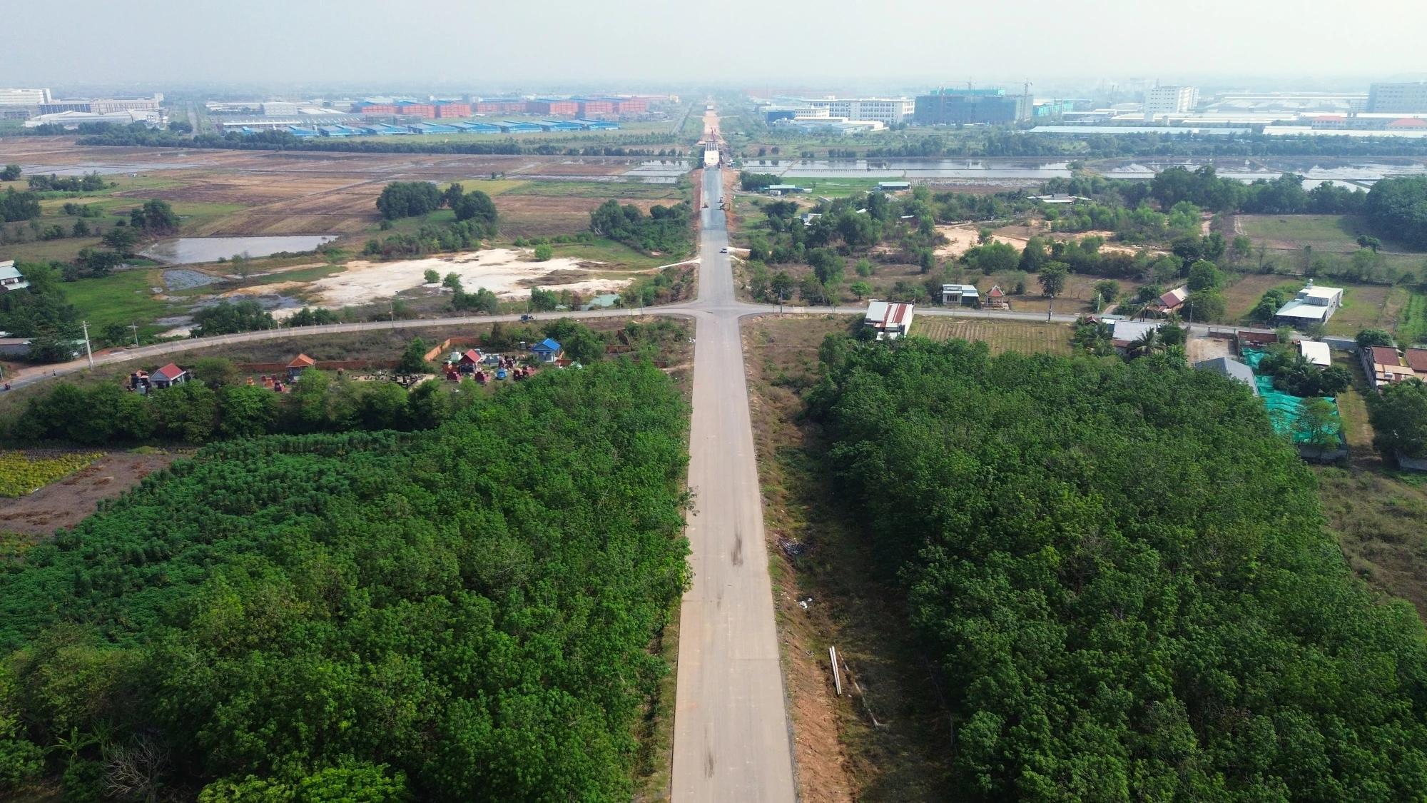 Đường Hồ Chí Minh đoạn qua địa bàn xã Lộc Giang, huyện Đức Hòa kết nối với cầu Tây Long đến địa bàn tỉnh Tây Ninh đã được thảm nhựa. Đường Hồ Chí Minh 3.JPG