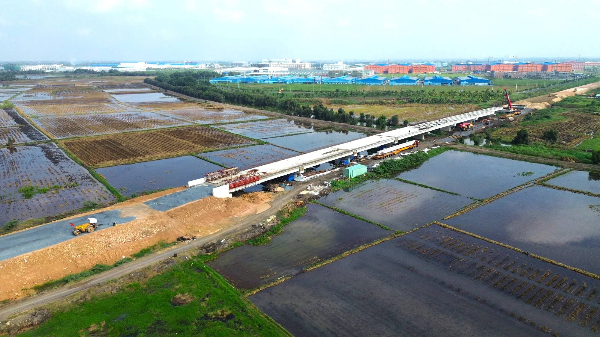 Cầu Tây Long thuộc dự án đường Hồ Chí Minh nối liền tỉnh Tây Ninh và Long An đã trên 80% khối lượng. Đường Hồ Chí Minh 6.JPG