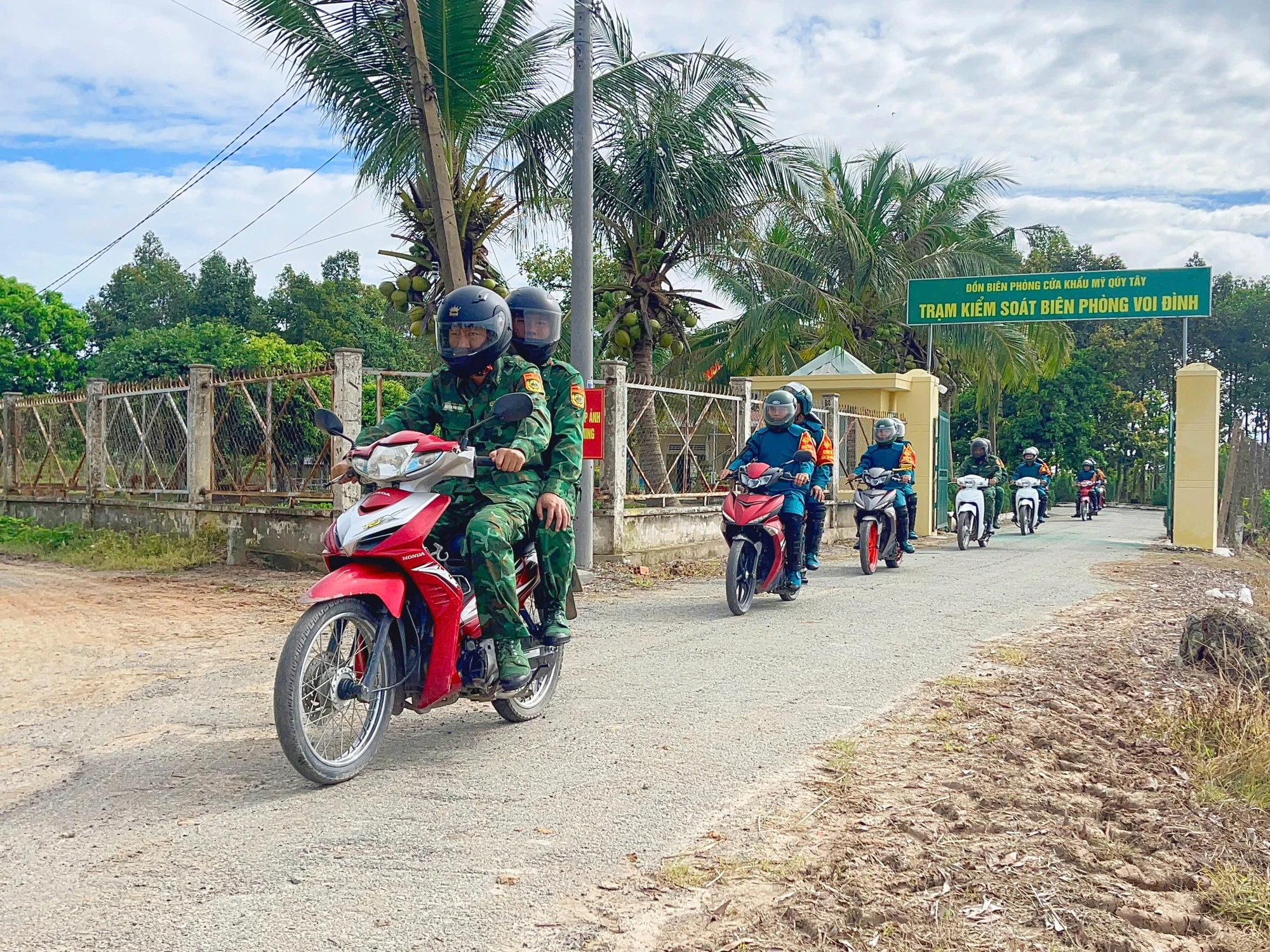 Lực lượng Đồn Biên phòng thường xuyên tăng cường kiểm tra khu vực biên giới. Mùa nước nổi 14.jpg