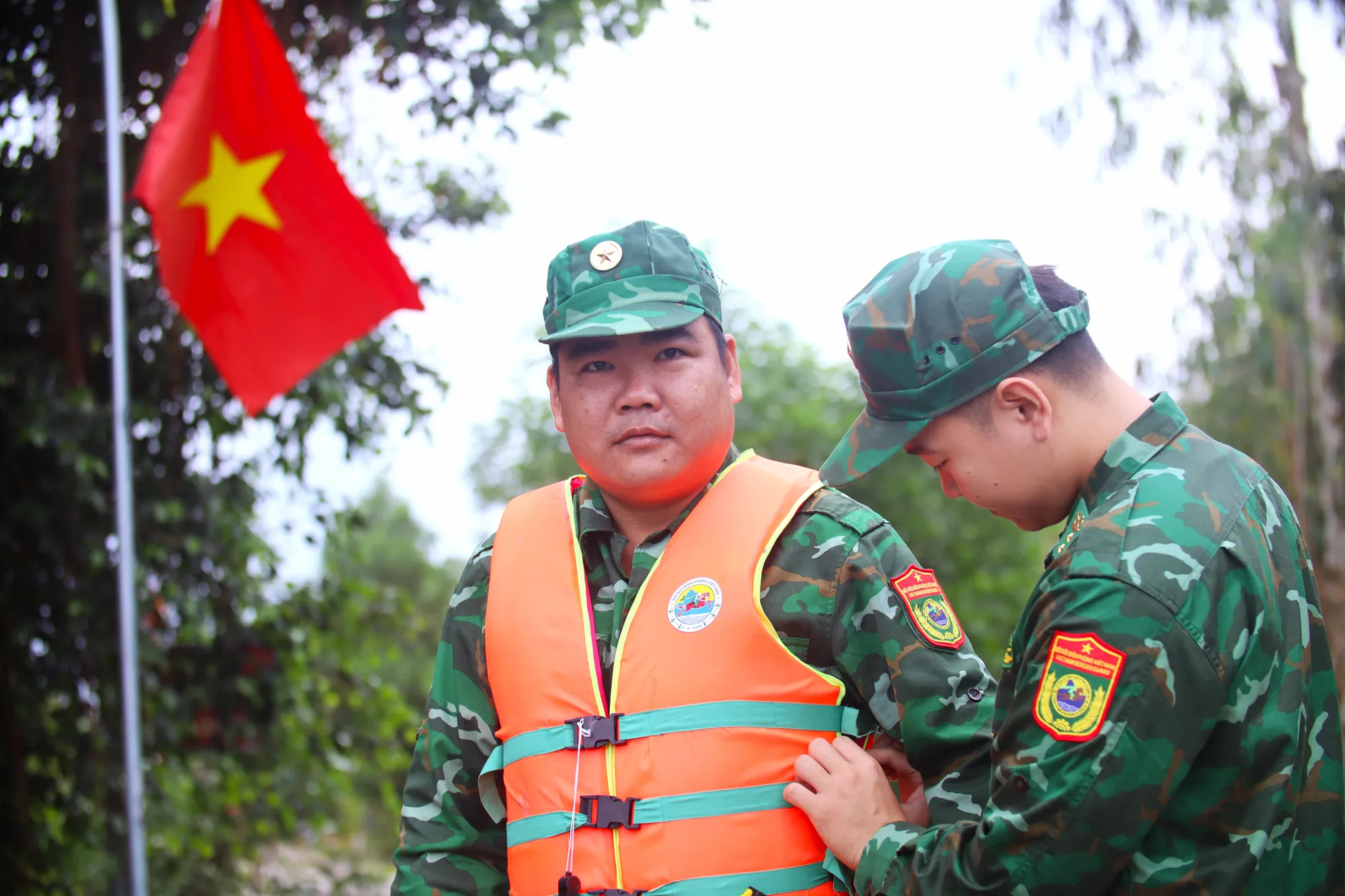 Trước khi lên đường, lệnh của tổ trưởng vang lên rõ ràng, nghiêm ngặt từ mục đích, yêu cầu đến kiểm tra trang thiết bị. Mọi thứ diễn ra theo kỷ luật. Mùa nước nổi 7.JPG