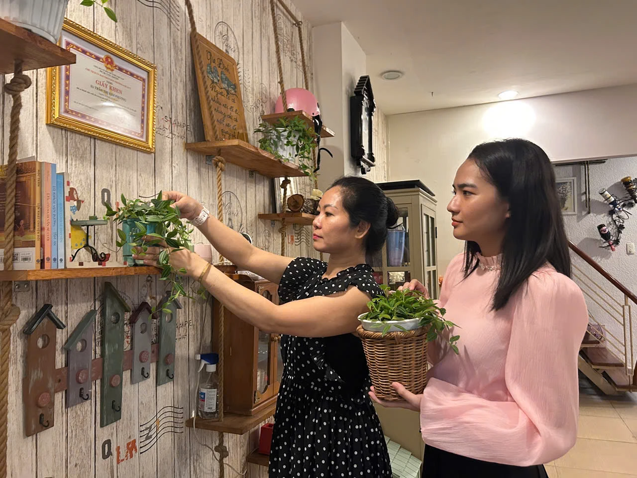 Theo bà Phượng (mẹ Trang), từ nhỏ đến lớn Trang luôn sống trong sự bảo bọc của gia đình, chưa bao giờ đi xa nhà nhiều ngày. Ảnh: HỒNG THẮM Nghĩa vụ quân sự (6).jpg