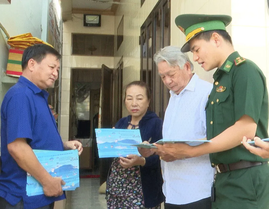 Ngư dân Nguyễn Văn Nhỏ (bìa trái) đang tuyên truyền cho ngư dân tuân thủ pháp luật khai thác trên biển để vừa đánh bắt an toàn, vừa không ảnh hưởng đến lợi ích chung. Ảnh: KHÁNH LY