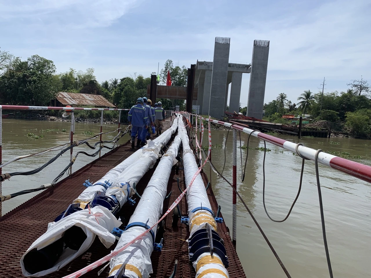 Công nhân vào nghỉ trưa sau một buổi làm việc cực lực