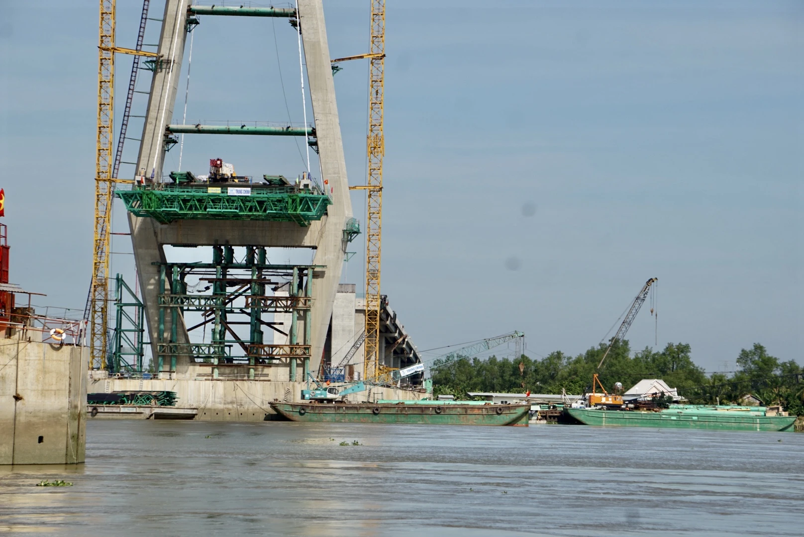 Phía dưới nhiều phương tiện tập kết trang thiết bị phục vụ công tác thi công