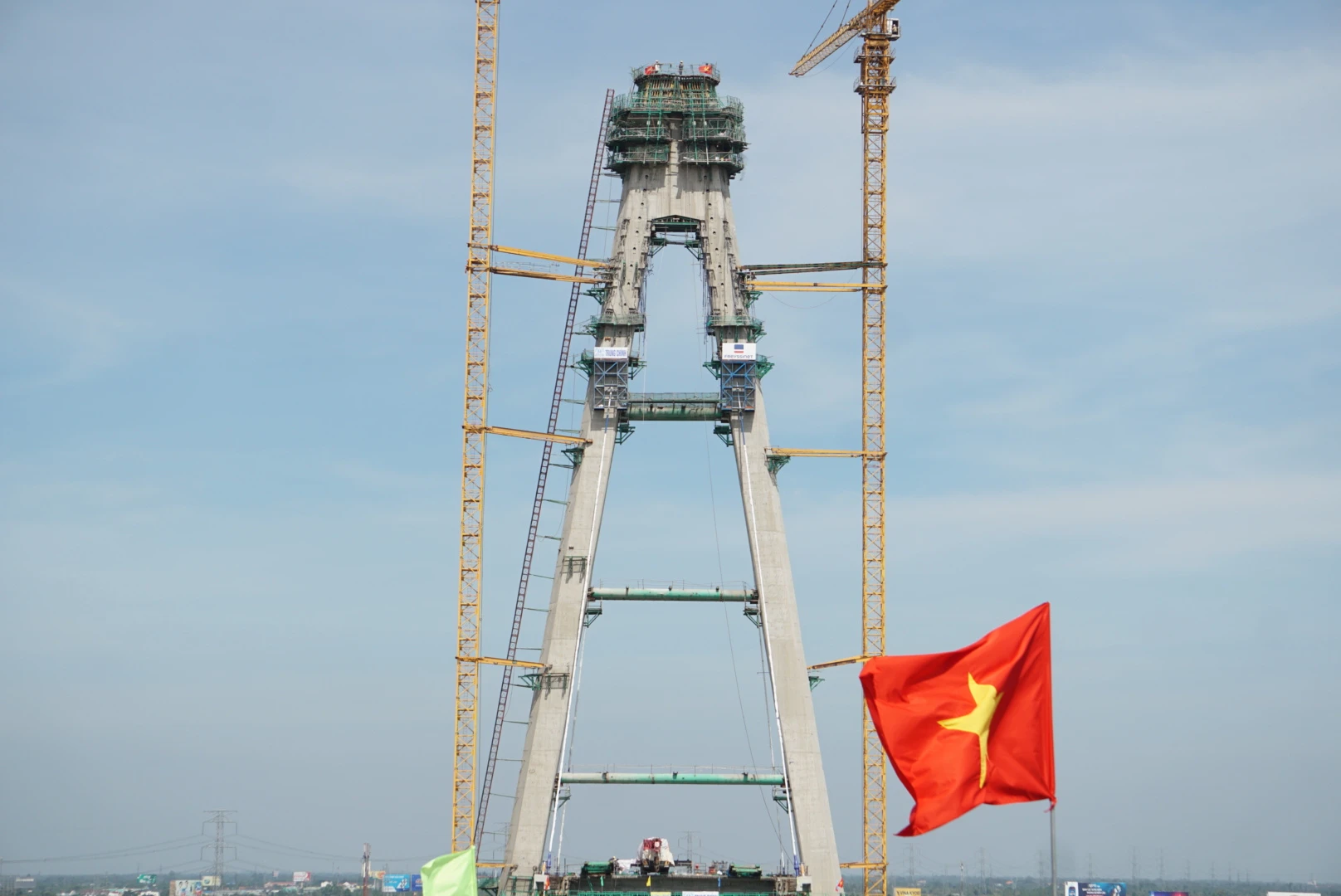 Trụ 15 phía bờ Vĩnh Long