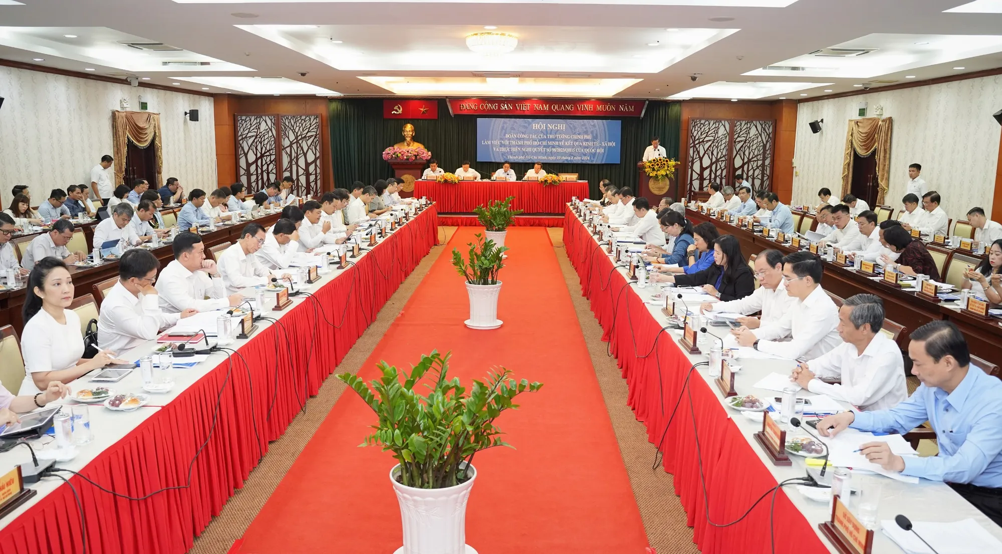 Toàn cảnh buổi làm việc của Thủ tướng Phạm Minh Chính với TP.HCM, sáng 10-8. Ảnh: THUẬN VĂN chu-tich-tp.hcm-2.jpg