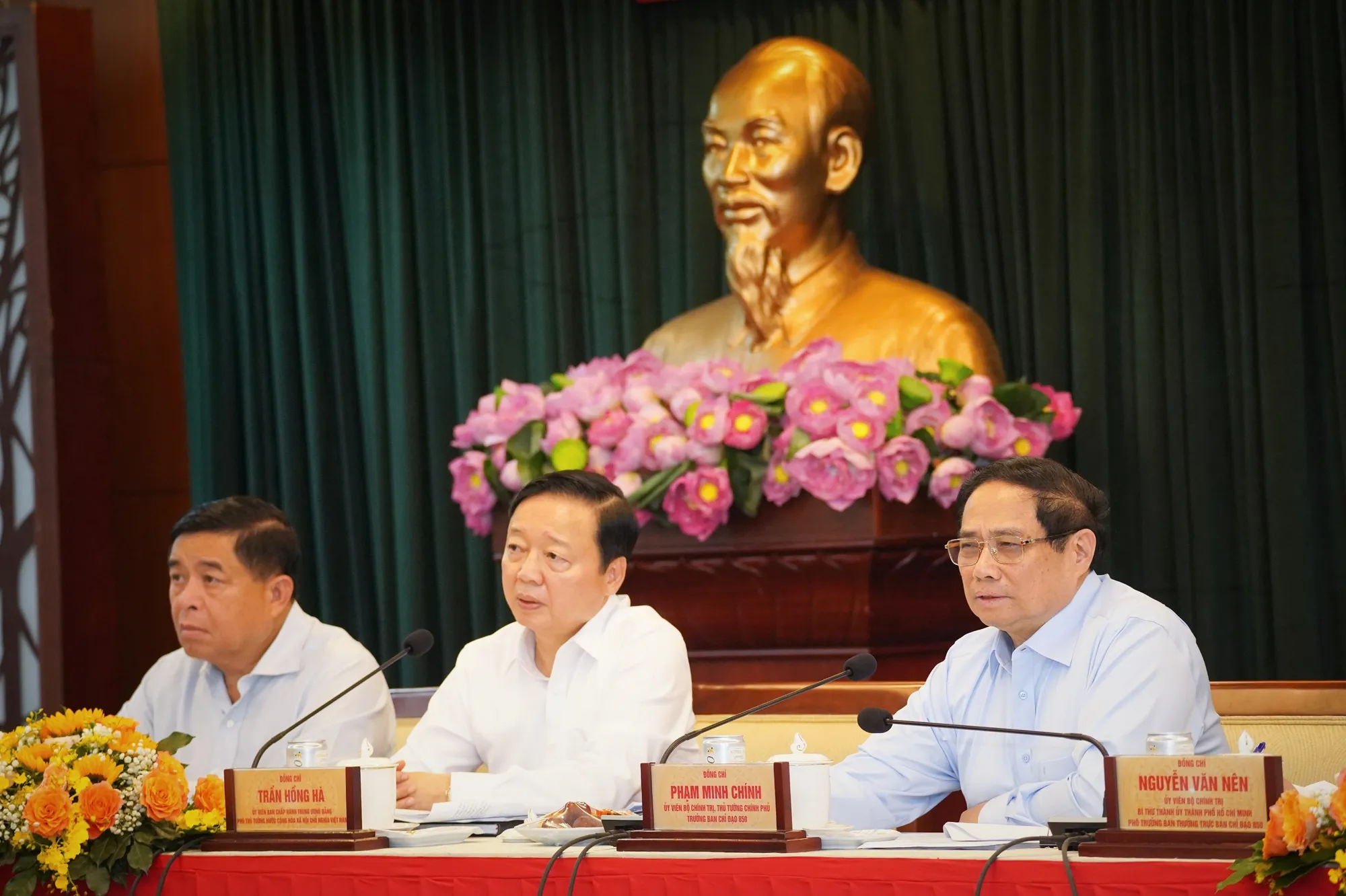 Đoàn công tác của Thủ tướng vào TP.HCM làm việc nhiều nội dung. Ảnh: THUẬN VĂN chu-tich-tp.hcm-5.jpg