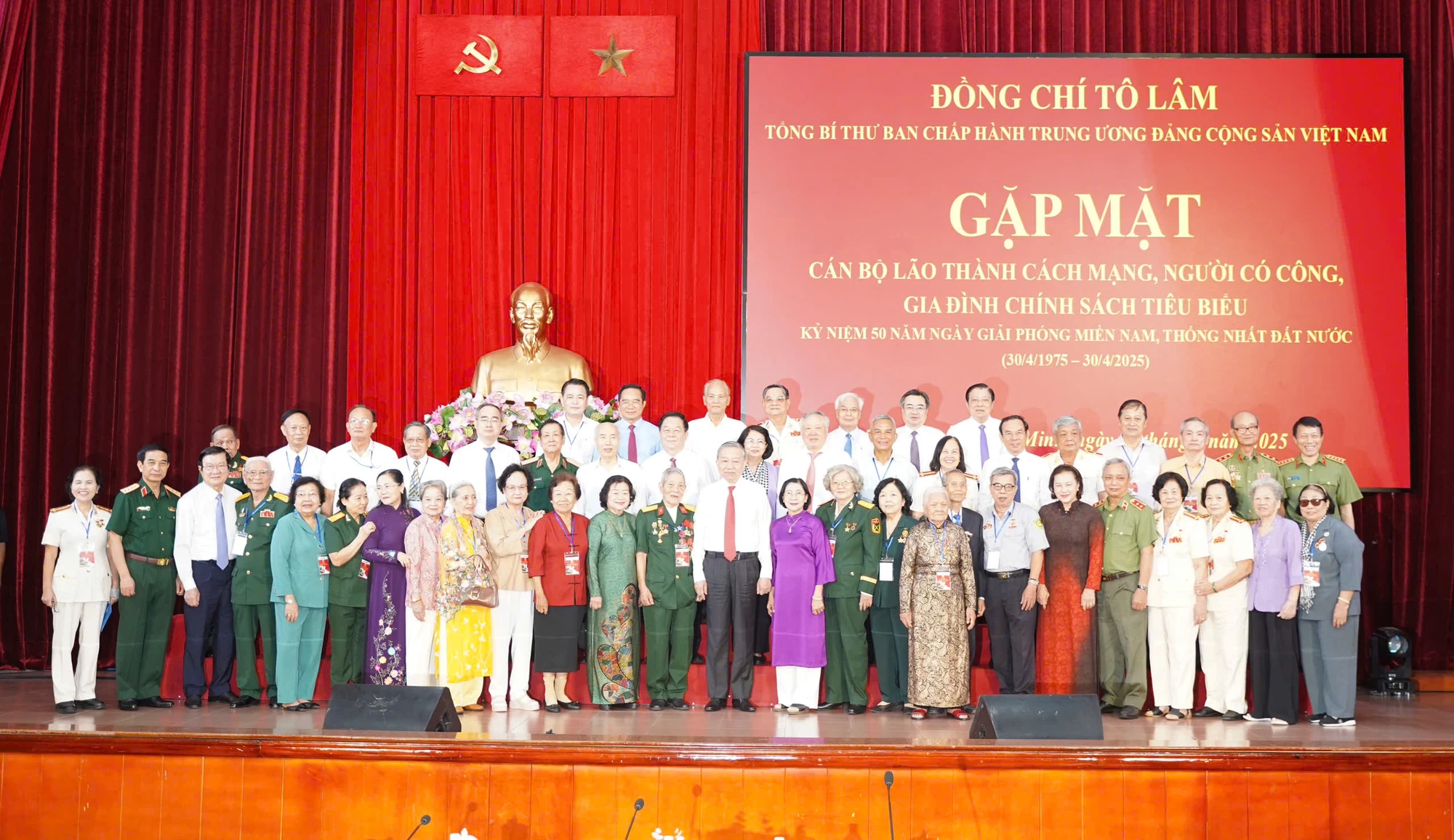 Đoàn đại biểu TP.HCM chụp ảnh cùng Tổng Bí thư Tô Lâm. Ảnh: THUẬN VĂN TONG-BI-THU-TO-LAM-22.jpg