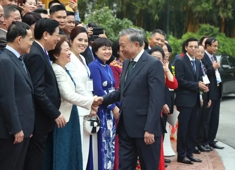 Tổng Bí thư Tô Lâm gặp gỡ đại diện giới doanh nhân Việt Nam. Ảnh: VOV.VN xoay-chuyen-cuc-dien-5.jpg