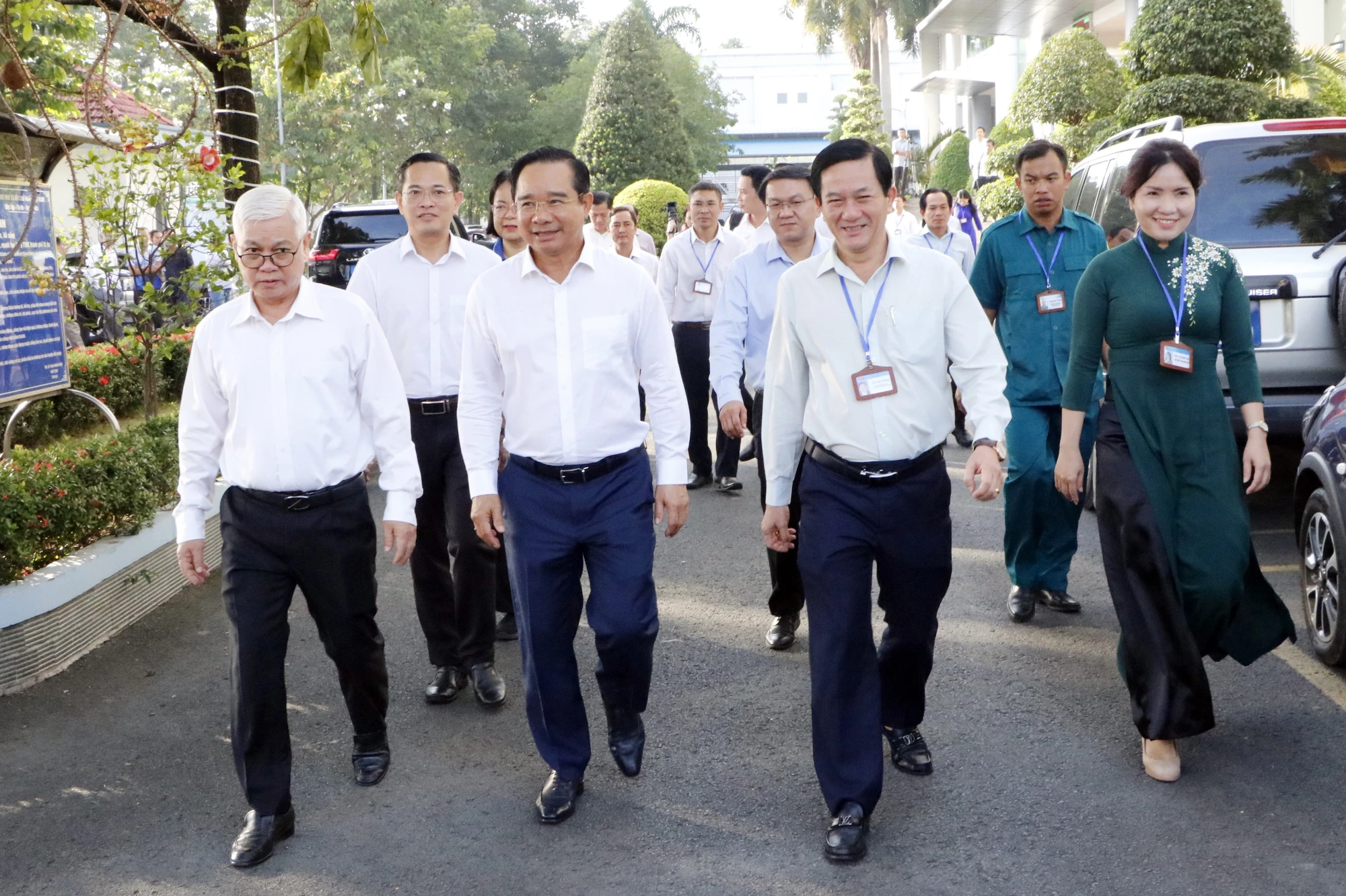 Chủ tịch UBND TP.HCM Nguyễn Văn Được, Trưởng đo&agrave;n Đại biểu Quốc hội TP.HCM Nguyễn Văn Lợi, khảo s&aacute;t ở phường Dĩ An. Ảnh: L&Ecirc; &Aacute;NH