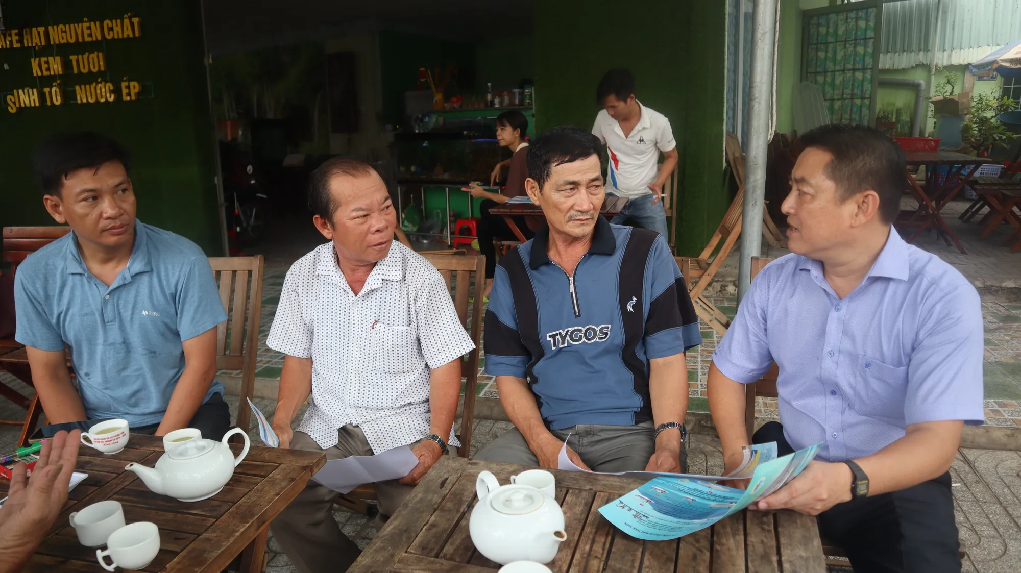 Ông Huỳnh Sơn Tuấn, Bí thư Huyện Long Điền (ngoài cùng bên phải), chia sẻ cùng các ngư dân tại buổi cà phê sáng tại xã Phước Tỉnh. Ảnh: TK