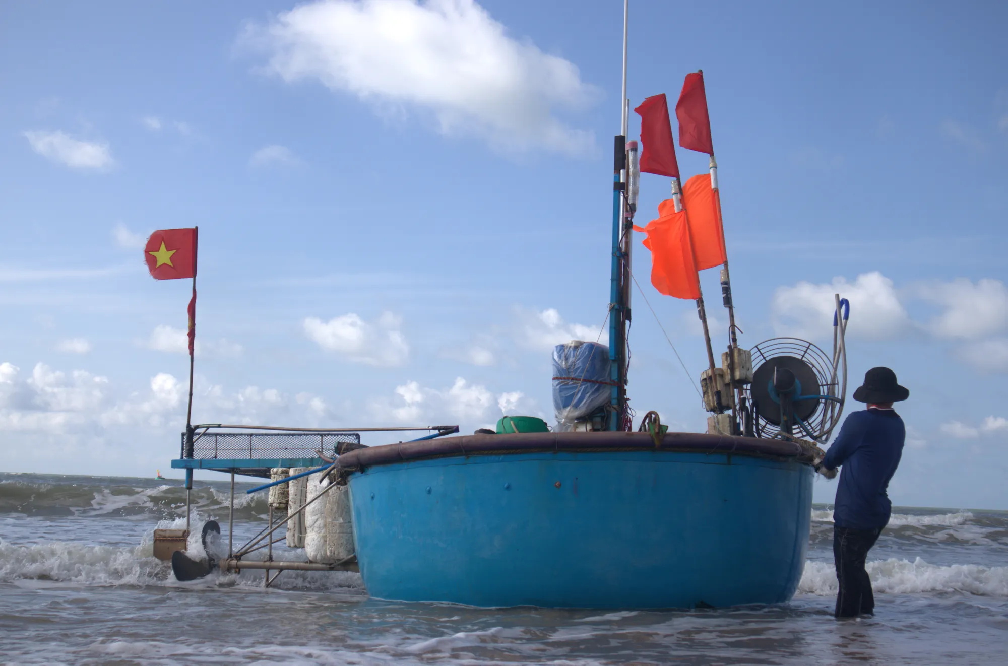 Ngư dân thị trấn Phước Hải, huyện Đất Đỏ đi biển bằng thúng máy