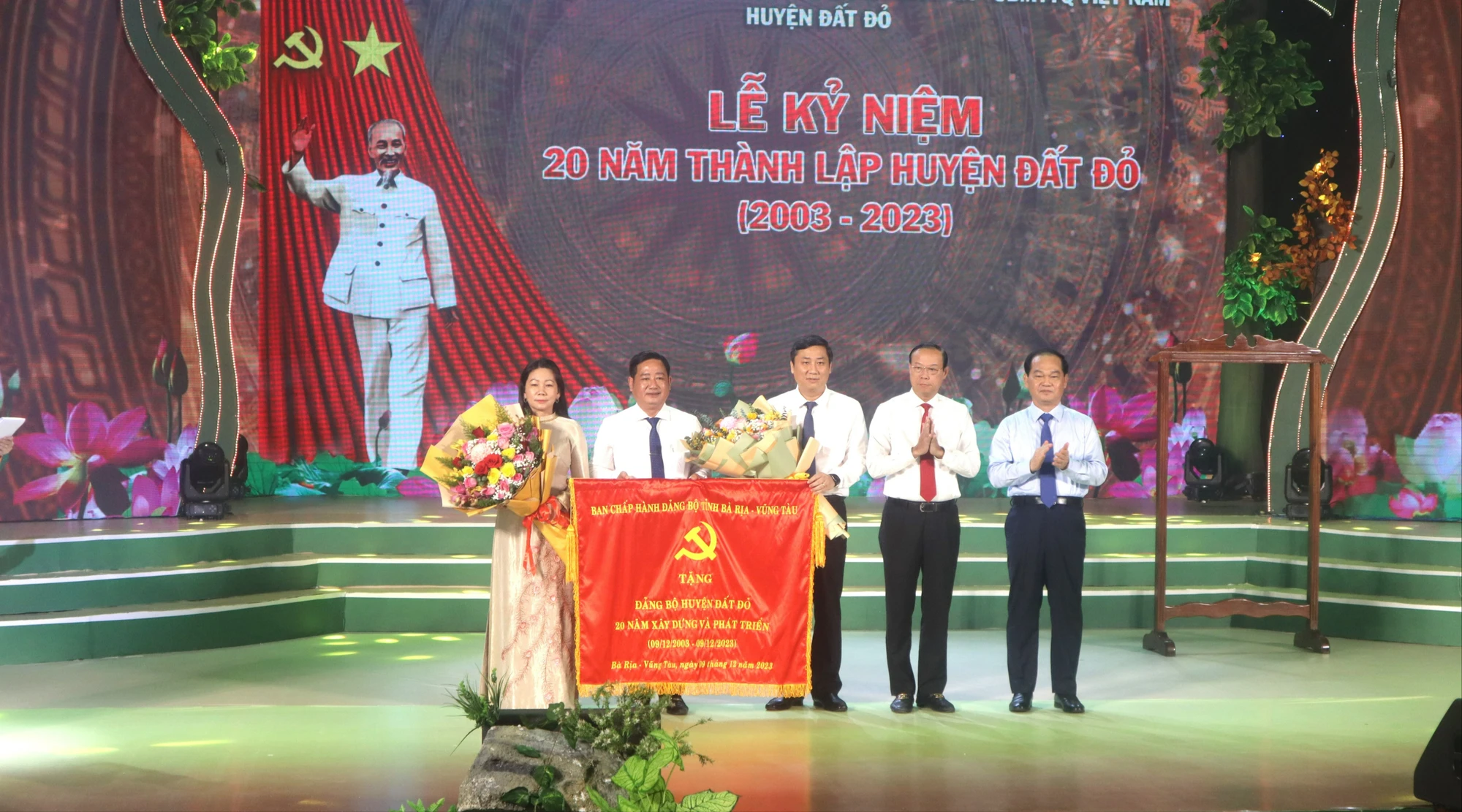 BCH Đảng bộ tỉnh Bà Rịa- Vũng Tàu tặng bức trướng cho Đảng bộ huyện Đất Đỏ. Ảnh: TK Huyen-Dat-Do.JPG