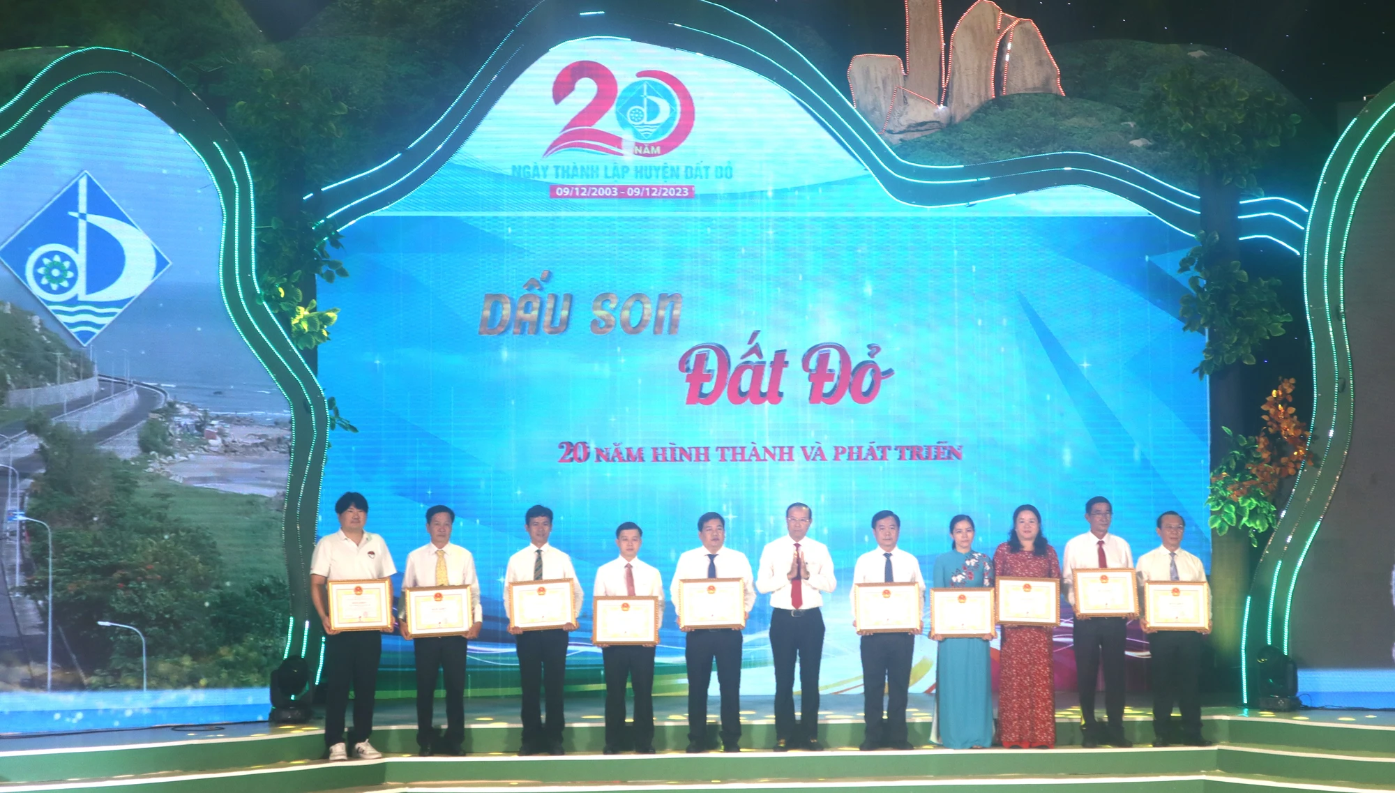 Ông Nguyễn Văn Thọ, Chủ tịch UBND tỉnh Bà Rịa- Vũng Tàu tặng bằng khen của tỉnh cho các tập thể đơn vị của huyện Đất Đỏ. Ảnh: TK Huyen-Dat-Do.JPG
