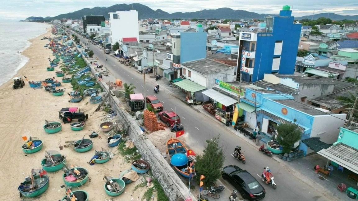 Một góc thị trấn Phước Hải, huyện Đất Đỏ với nghề đánh bắt thủy sản truyền thống bằng thuyền thúng. Ảnh: Đất Đỏ Ngày Mới Lang-chai-Phuoc-Hai.jpg