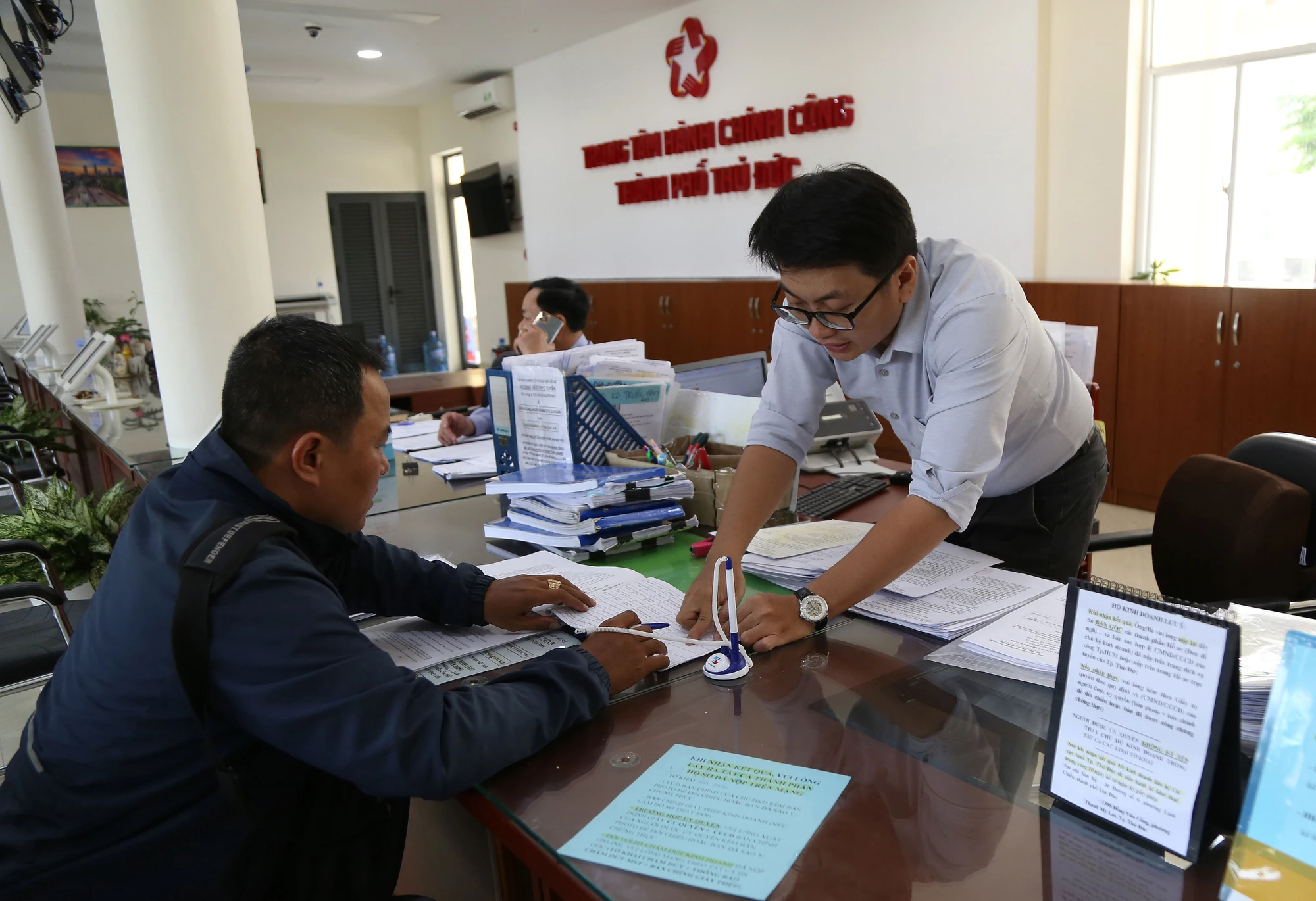 Cán bộ Trung tâm hành chính công TP Thủ Đức (TP.HCM giải quyết các thủ tục hành chính cho người dân. Ảnh: HOÀNG GIANG p2-3-anh-chinh.jpg