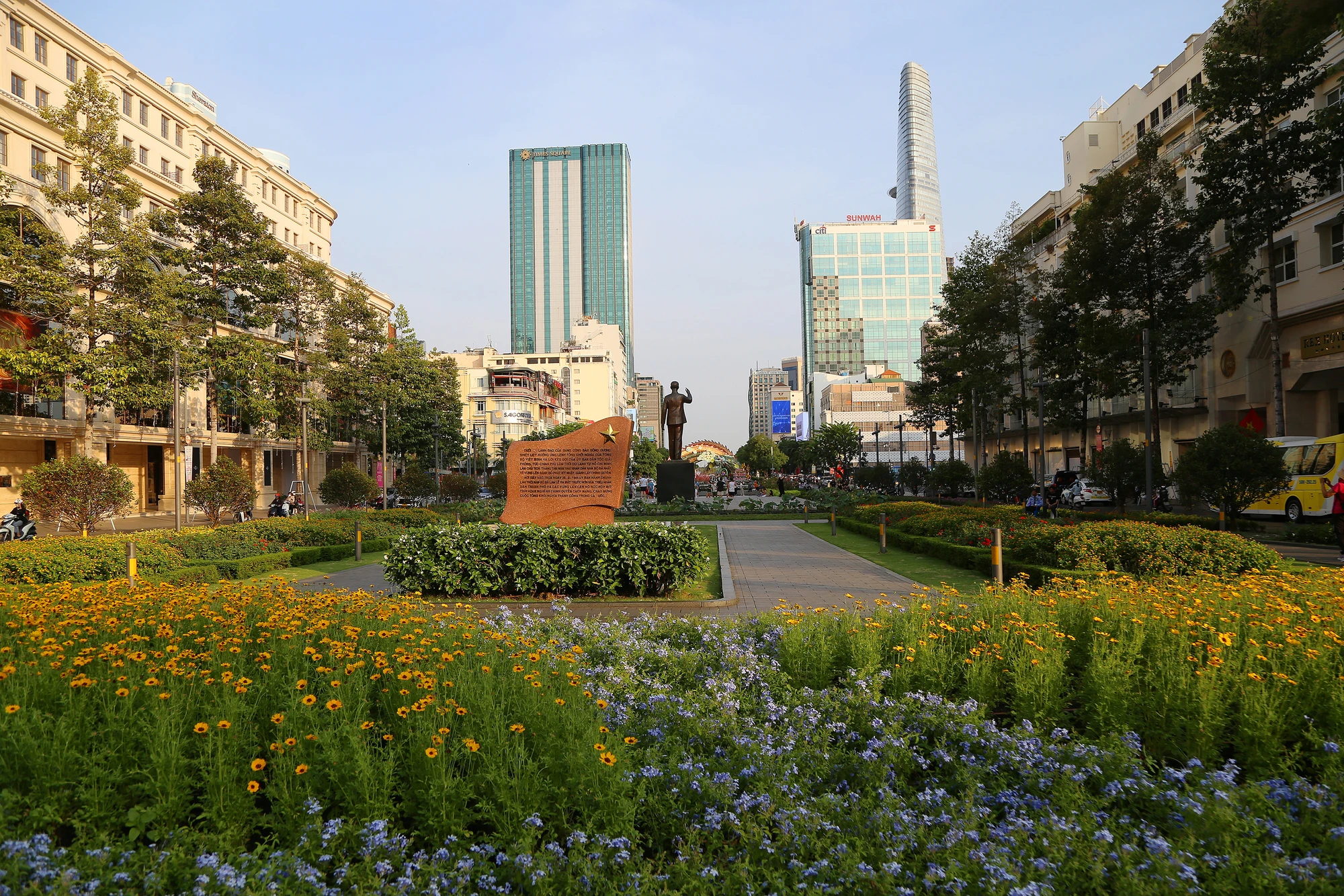 Hàng cây sứ bao quanh công viên tượng đài Chủ tịch Hồ Chí Minh trên đường Nguyễn Huệ (quận 1) được thay bằng mai tứ quý và những loại hoa rực rỡ màu sắc. Điểm check-in mới toanh cho du khách ở trung tâm tphcm (1).JPG