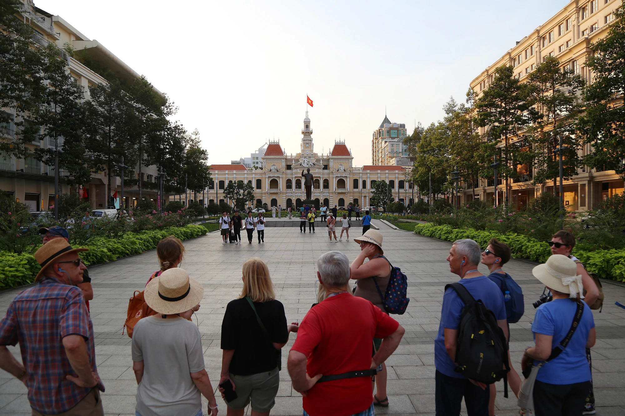 Quang cảnh công viên tượng đài Bác Hồ nhìn từ vòng xoay Nguyễn Huệ - Lê Lợi. Điểm check-in mới toanh cho du khách ở trung tâm tphcm (15).JPG