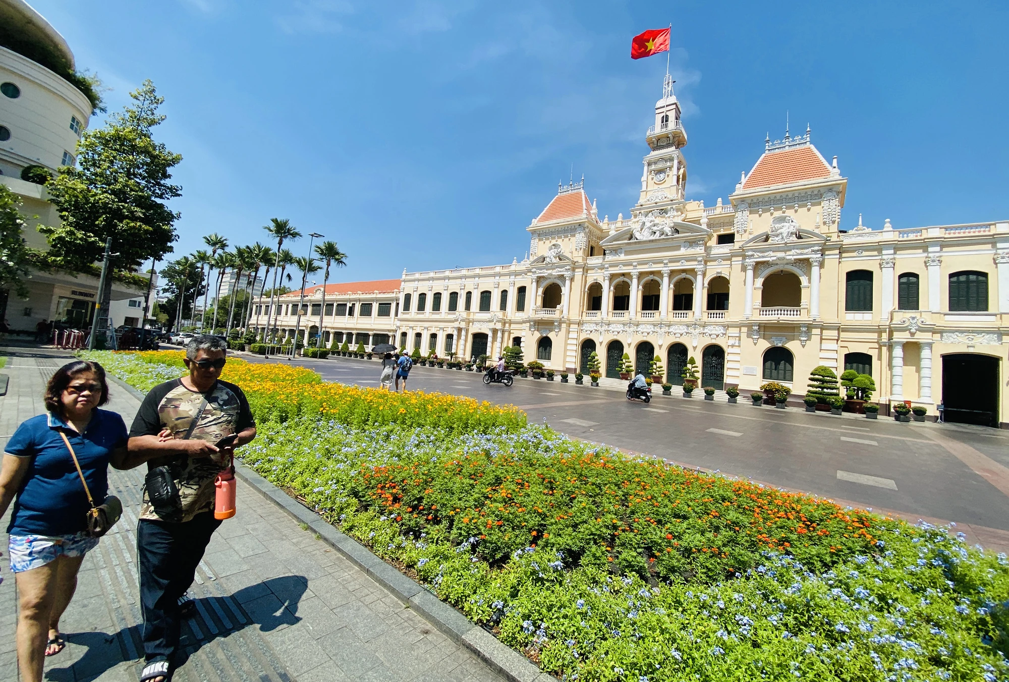 Khu vực trước trụ sở UBND TP.HCM trở nên tươi mới hơn sau khi di dời hàng cây sứ và thay vào đó là những thảm hoa được thay đổi thường xuyên. Điểm check-in mới toanh cho du khách ở trung tâm tphcm (3).jpg