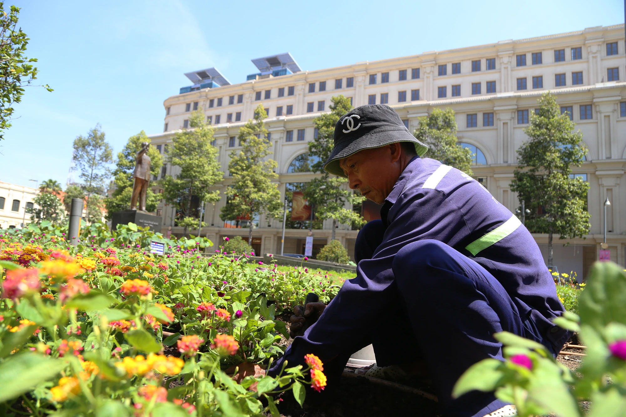 Nhân viên công ty cây xanh TP đang trồng thêm các loại hoa cho công viên. Điểm check-in mới toanh cho du khách ở trung tâm tphcm (5).JPG