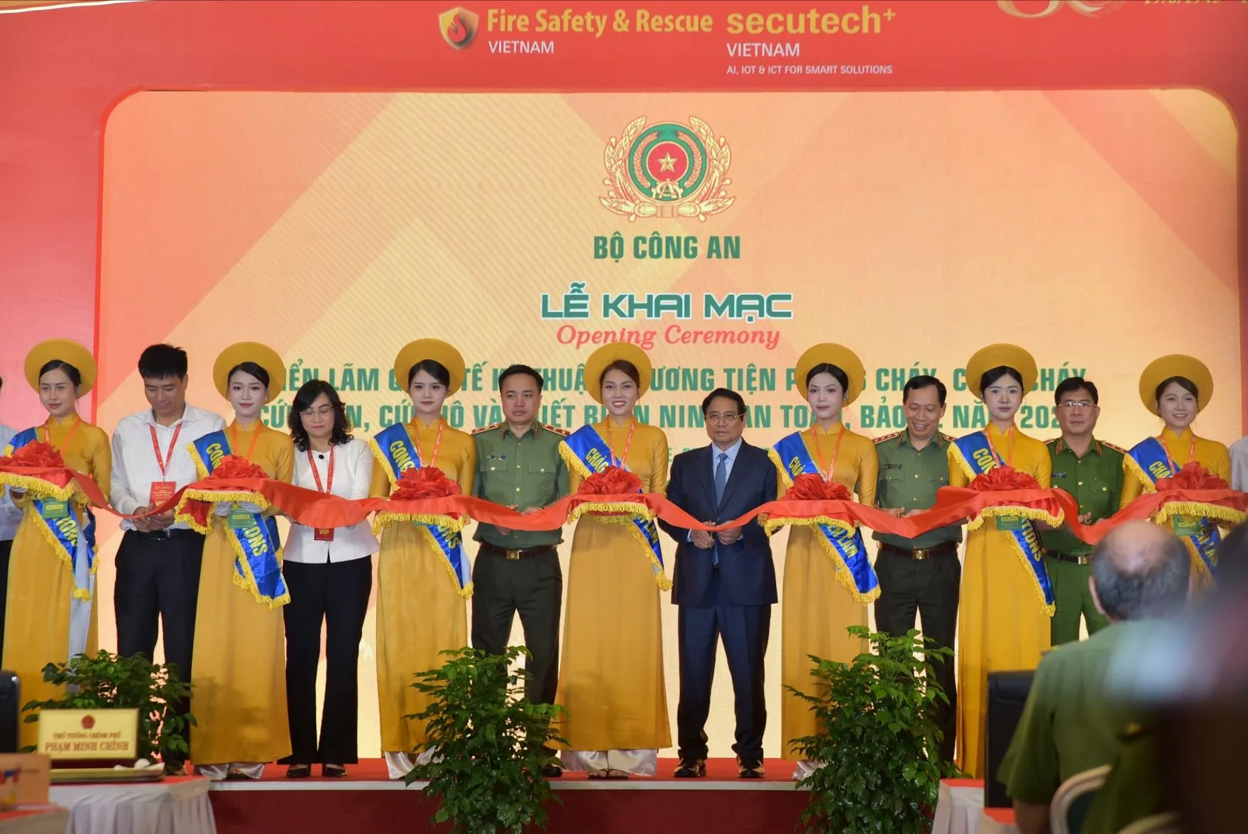 Thủ tướng thăm triển lãm thiết bị và công nghệ PCCC, CNCH tại TP.HCM