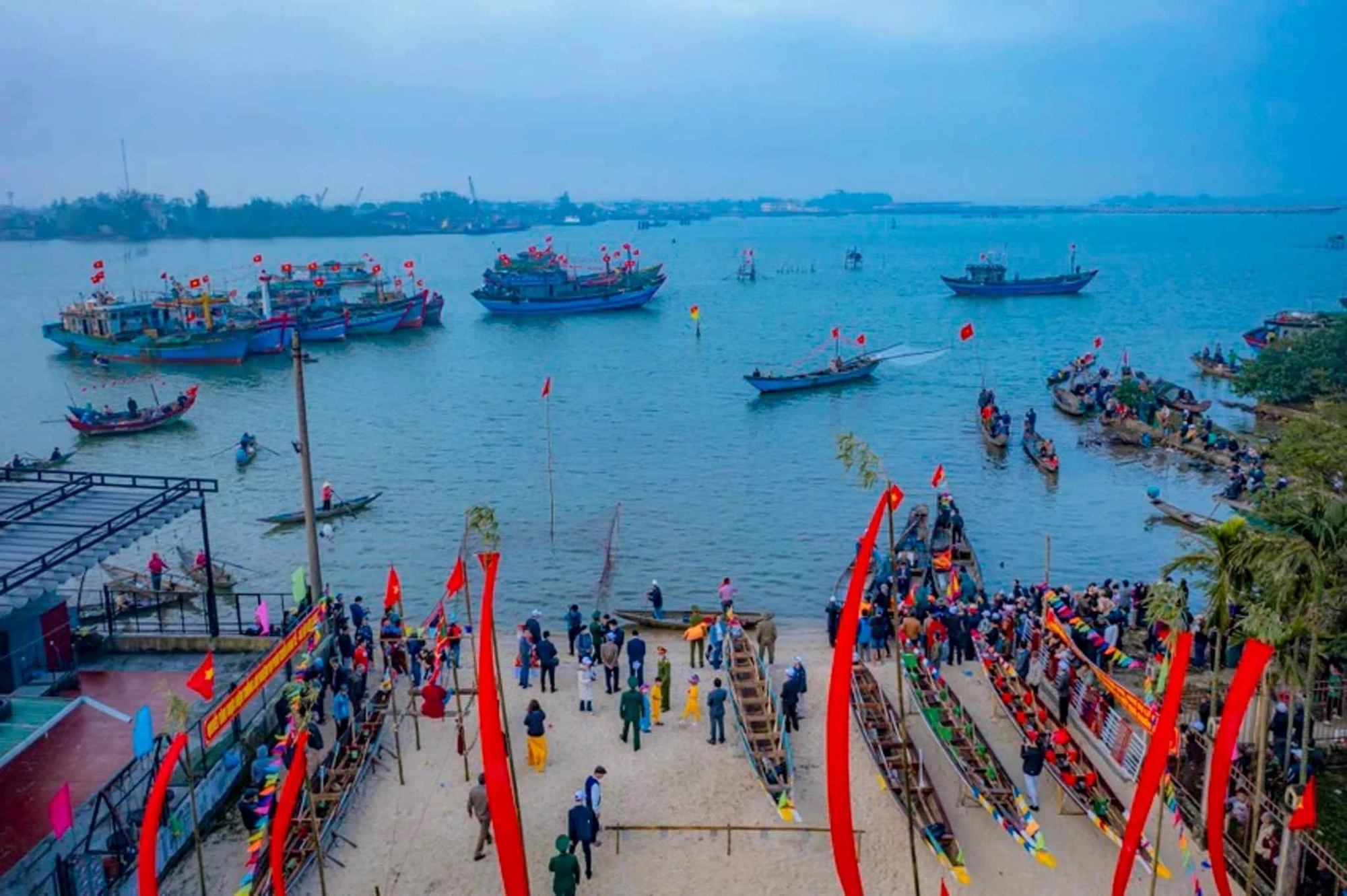 Lễ hội cầu ngư làng Thai Dương, phường Thuận An, TP Huế, Thừa Thiên - Huế diễn ra vào dịp đầu năm thu hút đông đảo người dân và du khách tham gia. sap nhận đơn vị hành chính 3.jpg
