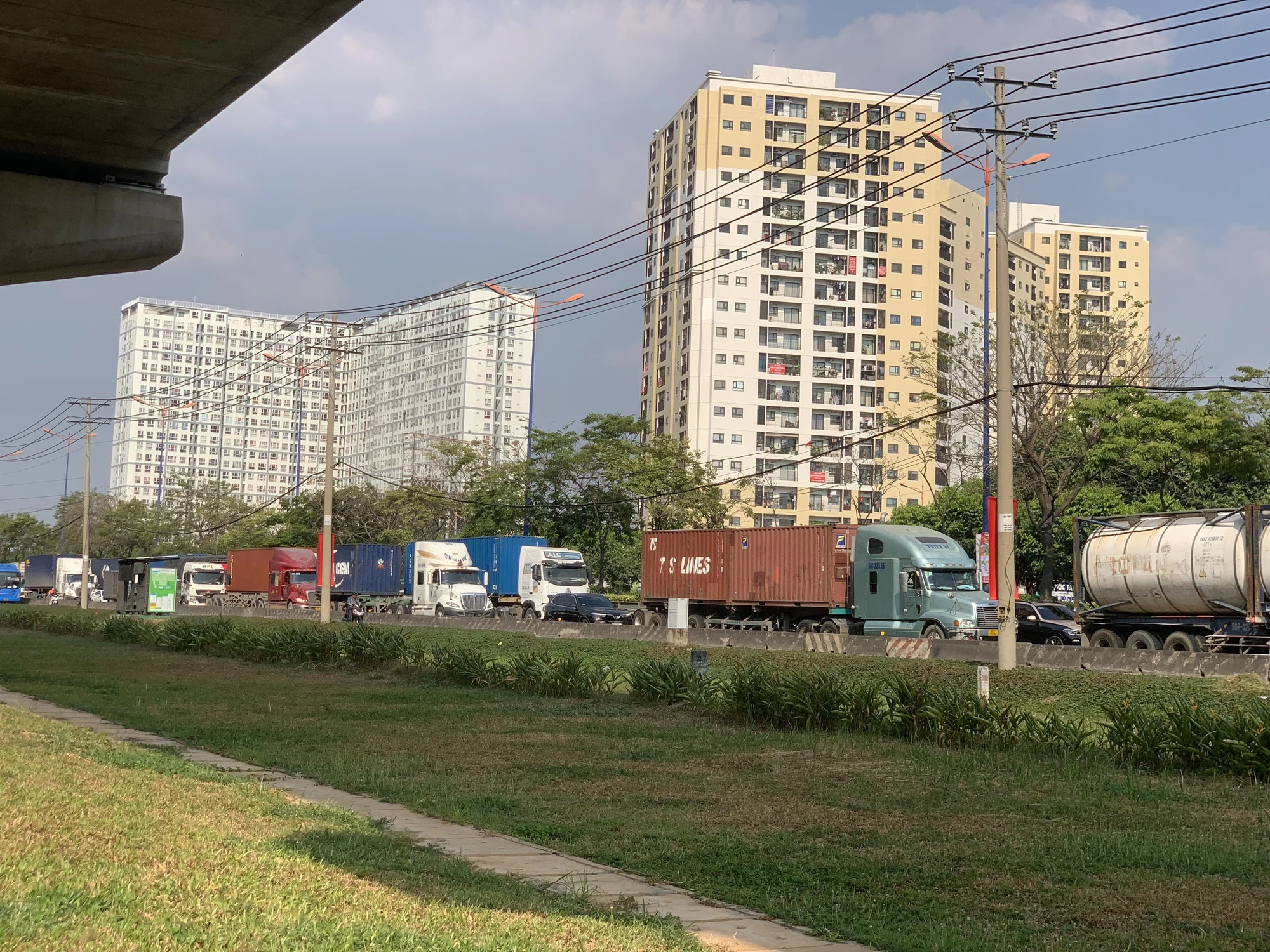 Xe buýt, xe container, xe tải..."đứng hình" tại điểm nghẽn. Ảnh: Như Ngọc un-u-44.jpg