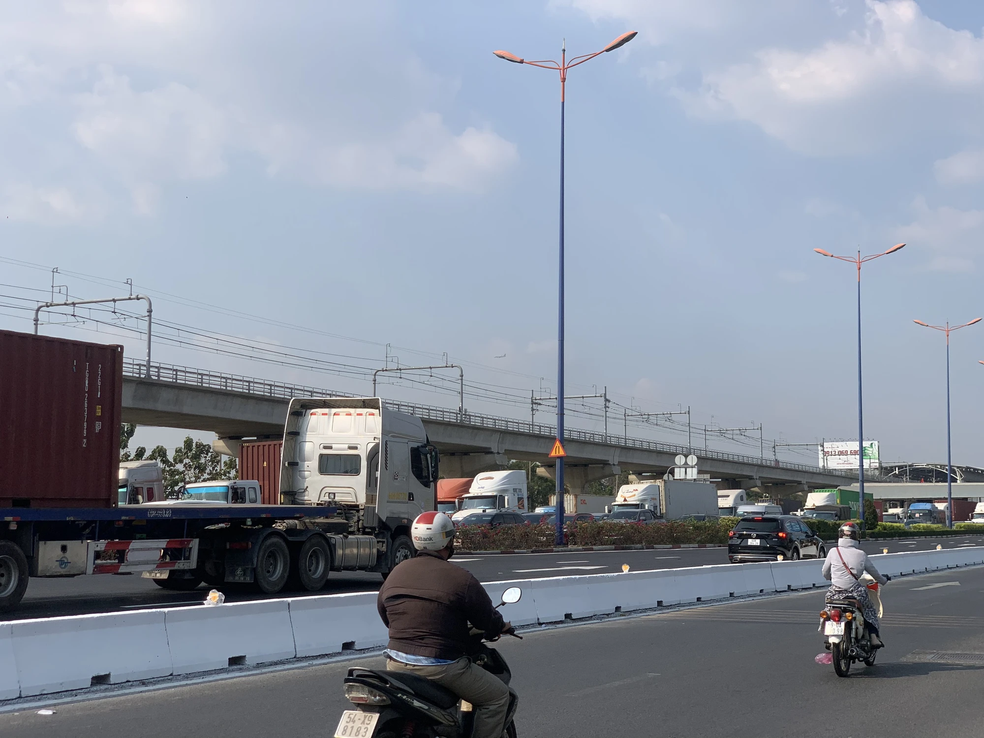 Đường Võ Nguyên Giáp ùn ứ nhiều km. Ảnh: Như Ngọc un-u-45.jpg