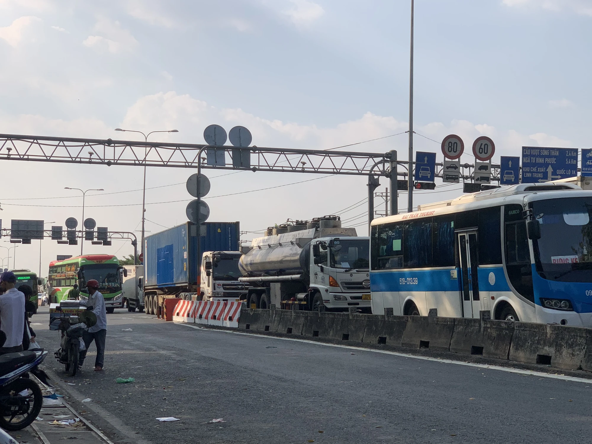 Tương tự, Quốc lộ 1, đoạn trước trường Đại học Kinh Tế - Luật cũng ùn ứ do nhiều xe khách dừng, đón trả khách. Ảnh: Như Ngọc un-u-47.jpg