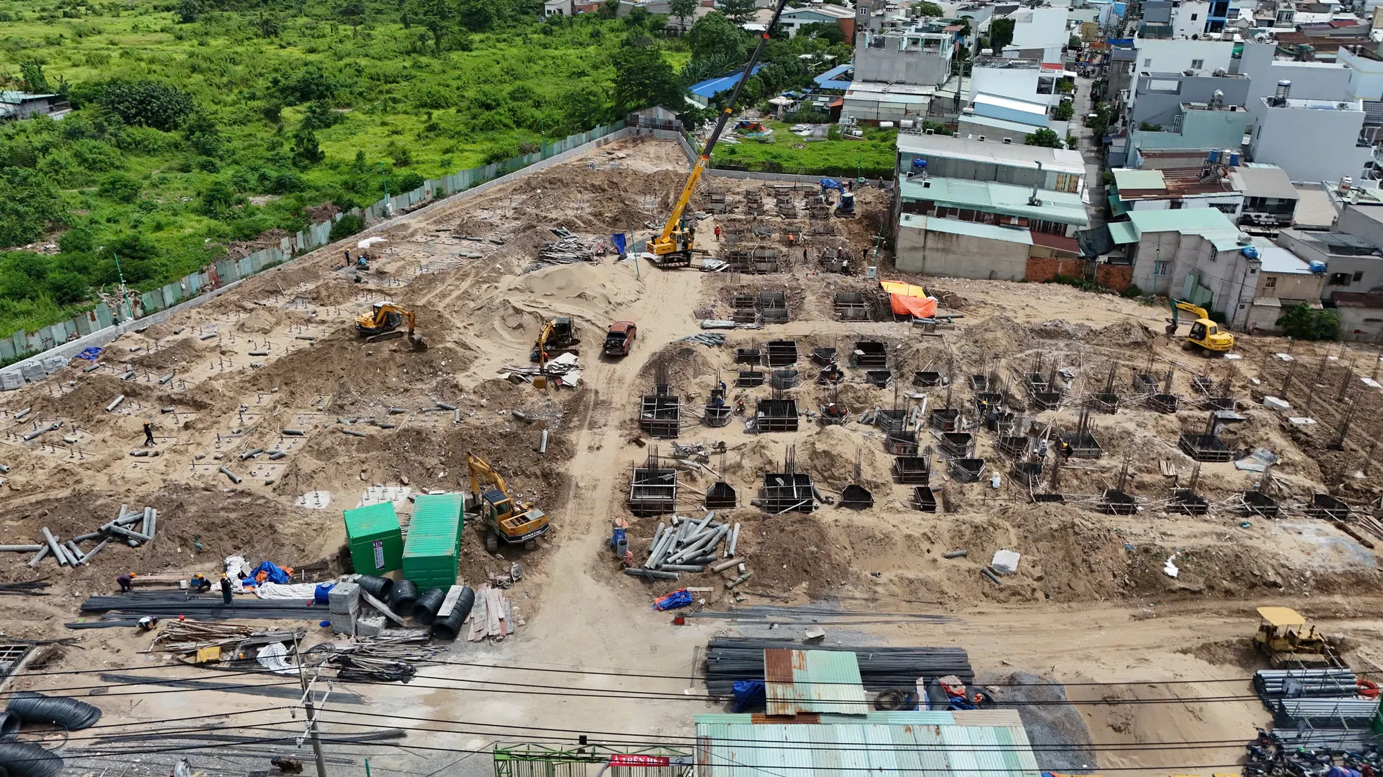 Công nhân, máy móc đang tất bật thi công trường. truong-tieu-hoc-3.jpg