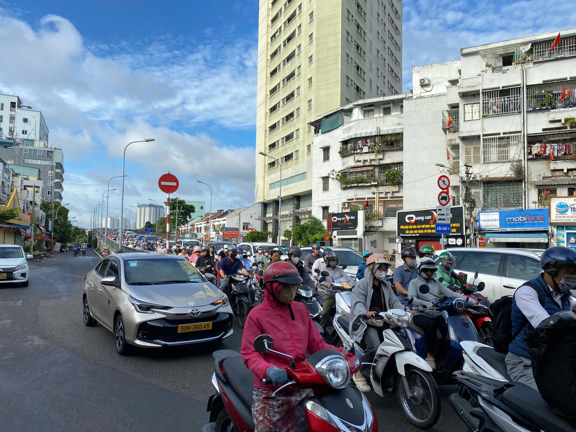 Nhánh cầu chữ Y theo hướng từ phường Chánh Hưng (quận 8 cũ) đi phường Chợ Quán ùn ứ vào giờ cao điểm. un-u-giao-thong-10.jpg