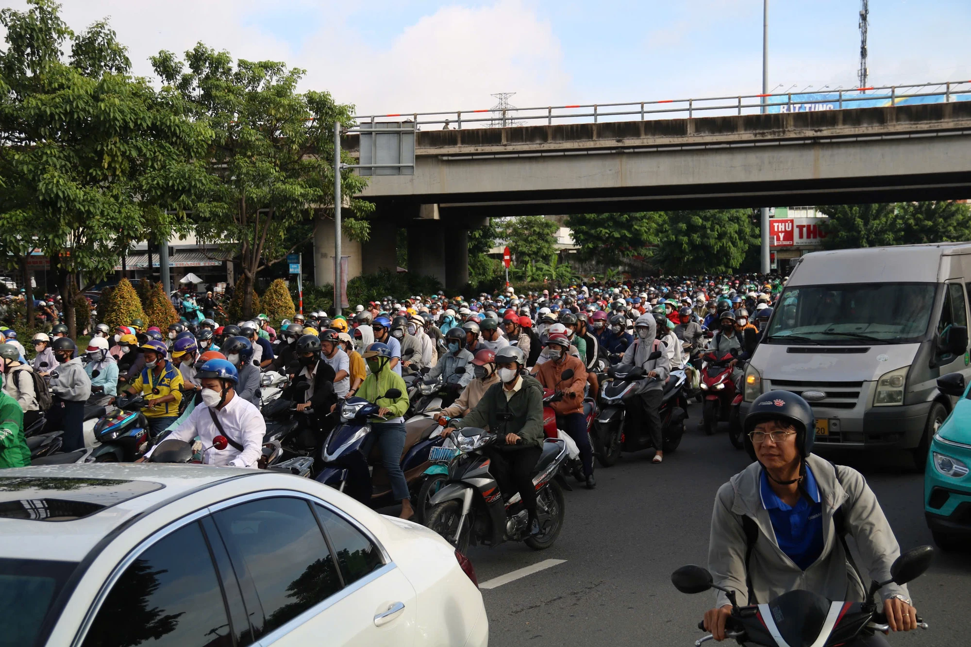 Anh Trần Văn Hùng (phường Hiệp Bình), một người dân đang trên đường chở con đi học, chia sẻ: “Tôi xuất phát từ 7 giờ sáng nhưng gần 8 giờ mới đến được trường háu, dù quãng đường chỉ 5 km. Kẹt xe nghiêm trọng, mất rất nhiều thời gian di chuyển qua khu vực cầu Bình Lợi". un-u-giao-thong-16.jpg